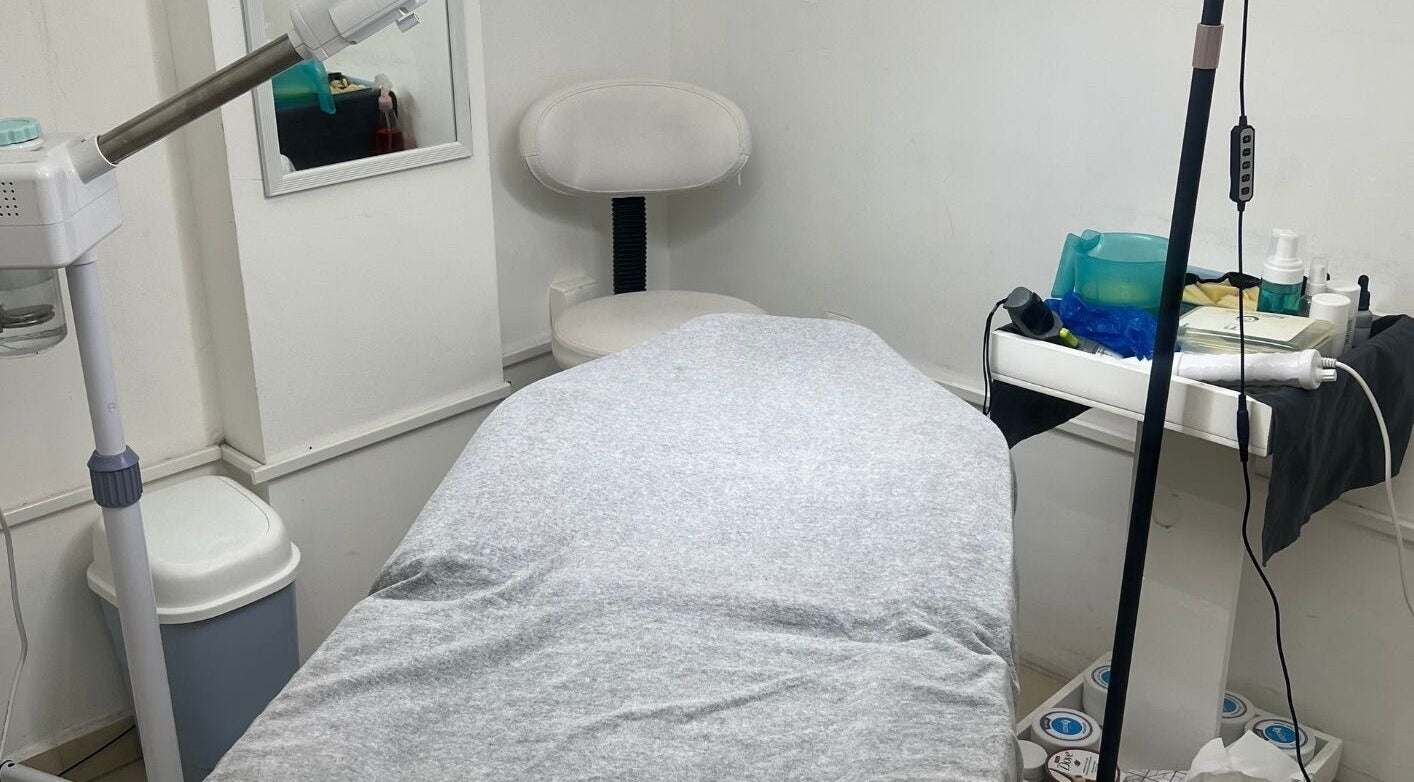 Treatment room at Clínica Razo Plaza Sorrento, San Agustín, Jalisco, MX, featuring a comfortable spa bed and serene setting.