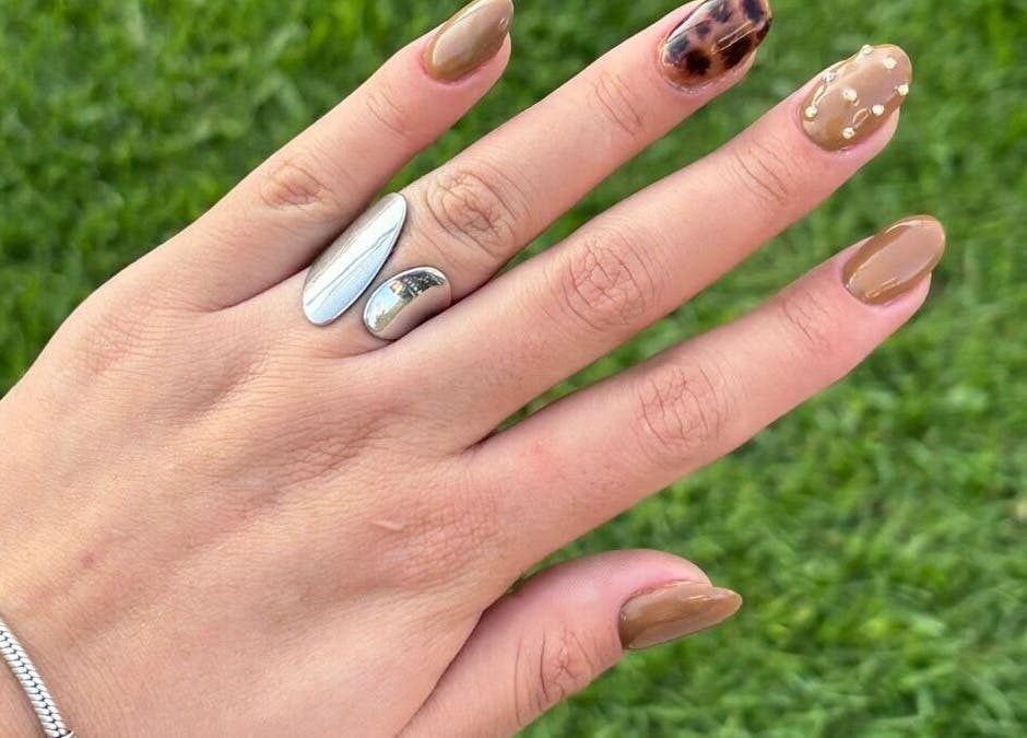 Elegant brown and tortoiseshell nail design at Nama Nails, Zapopan, Jalisco, MX.