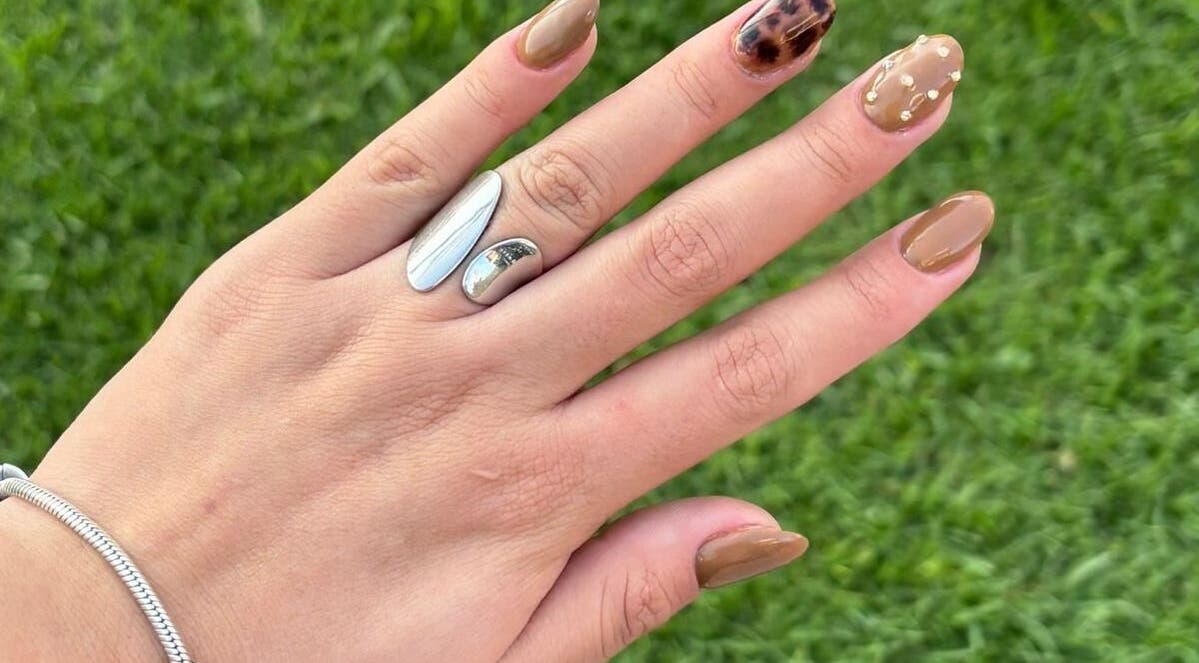 Elegant brown and tortoiseshell nail design at Nama Nails, Zapopan, Jalisco, MX.