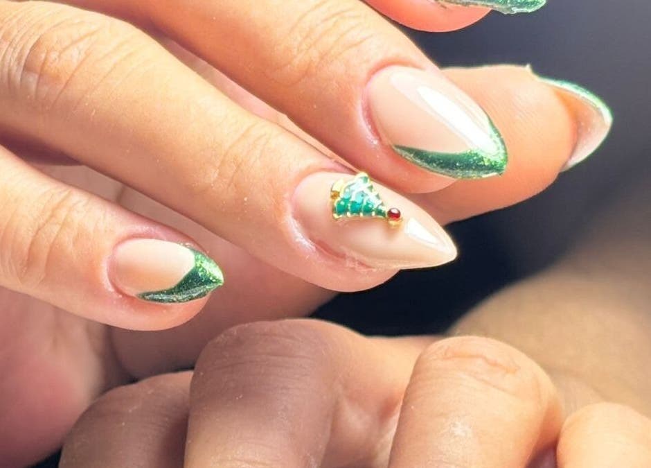 Close-up of elegant green French manicure at Nama Nails, Zapopan, Jalisco, MX.