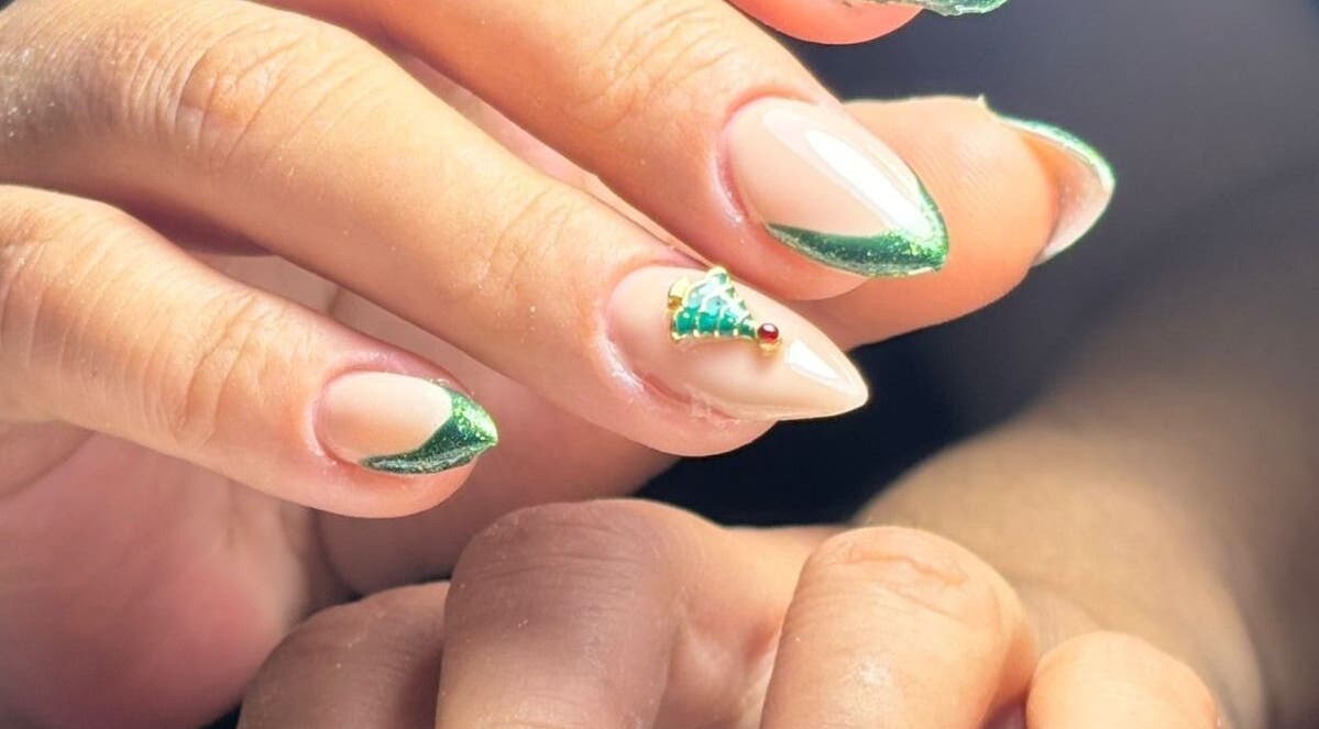 Close-up of elegant green French manicure at Nama Nails, Zapopan, Jalisco, MX.