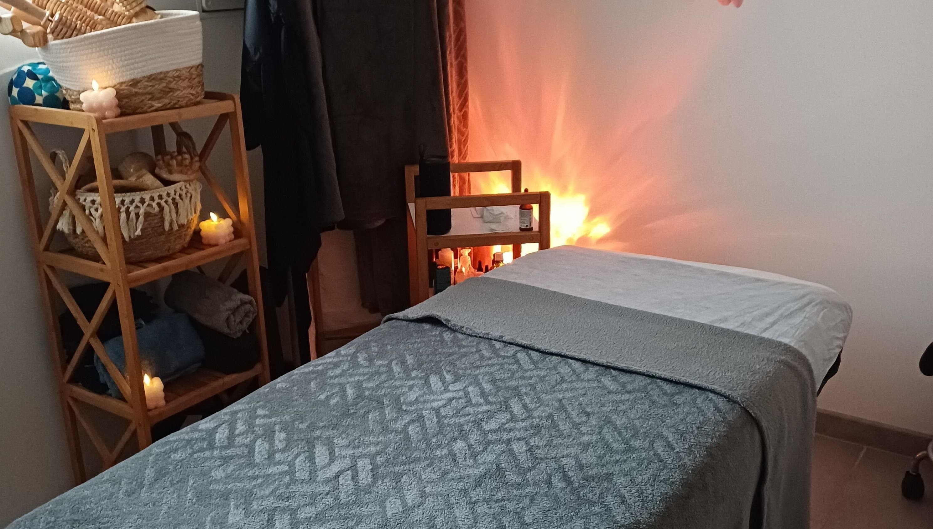 Table de massage cosy chez Nutrition et bien être avec Hélène, Frontignan, Occitanie, FR.