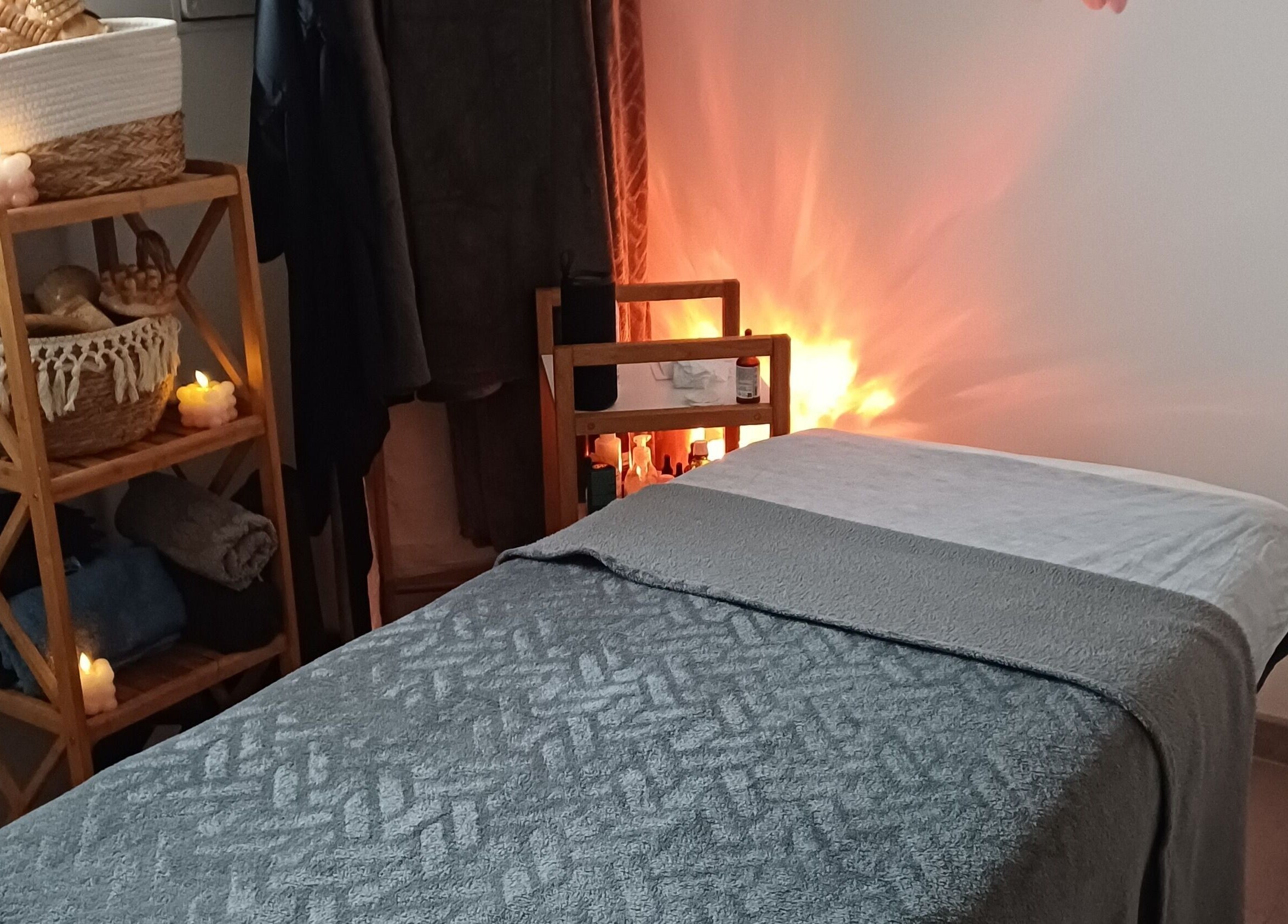 Table de massage cosy chez Nutrition et bien être avec Hélène, Frontignan, Occitanie, FR.