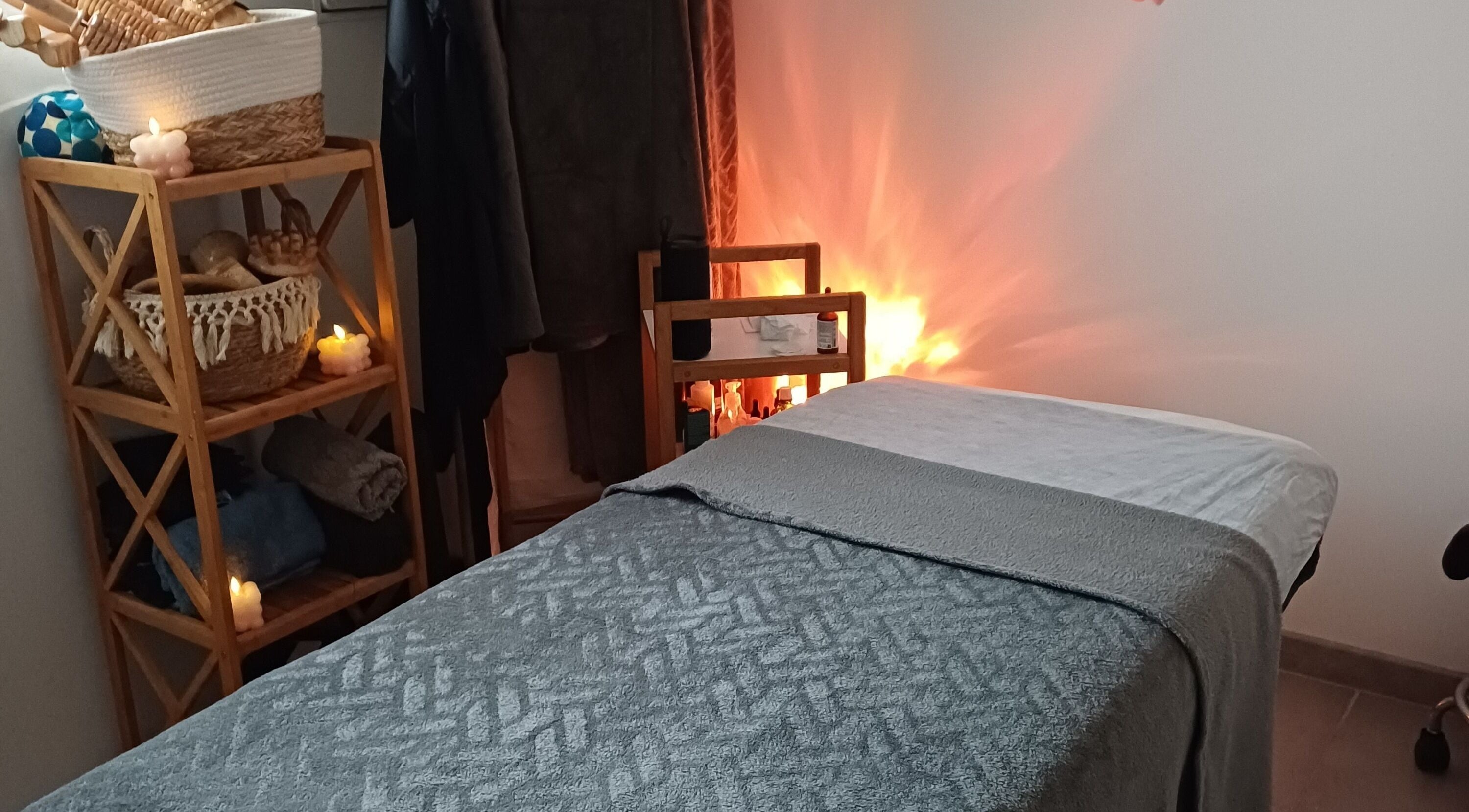 Table de massage cosy chez Nutrition et bien être avec Hélène, Frontignan, Occitanie, FR.