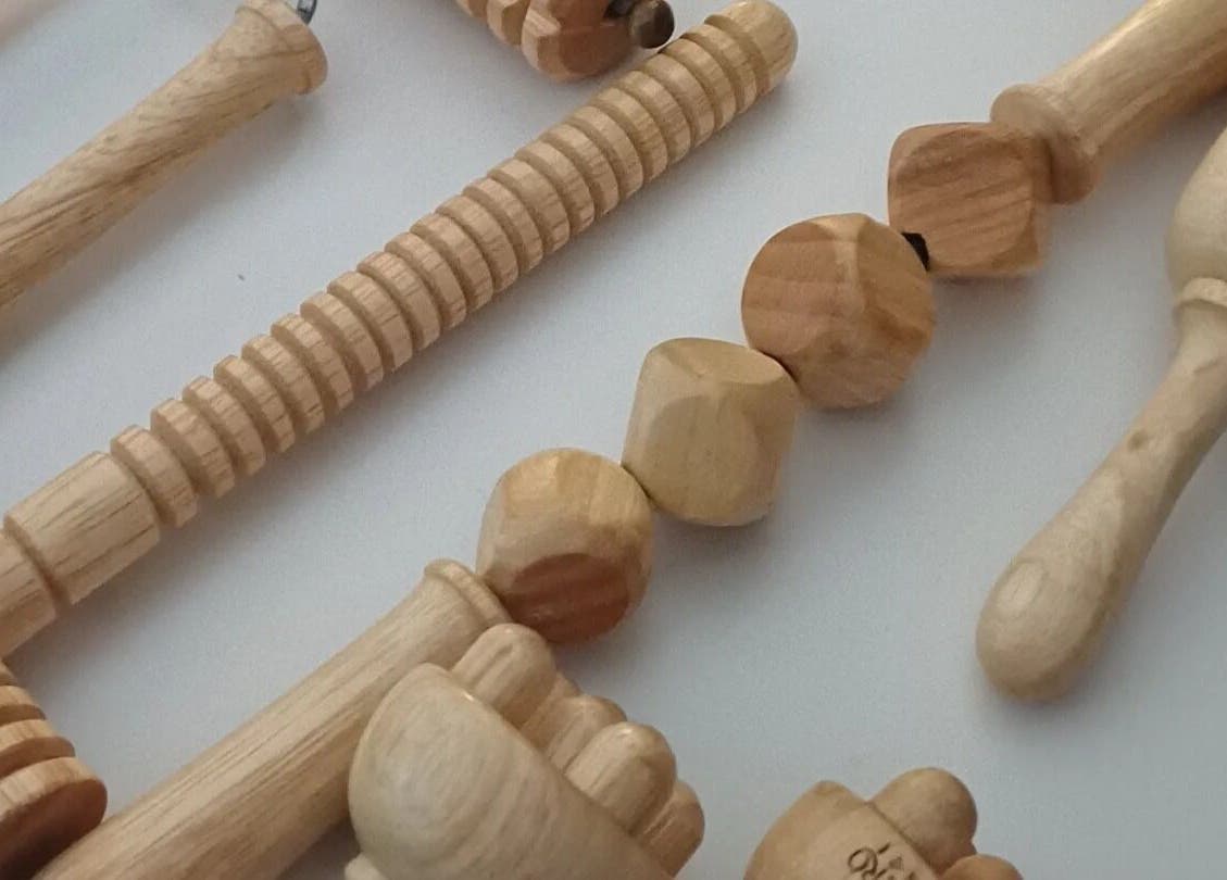 Outils de massage en bois à 'Nutrition et bien être avec Hélène', Frontignan, Occitanie, FR, pour relaxer.