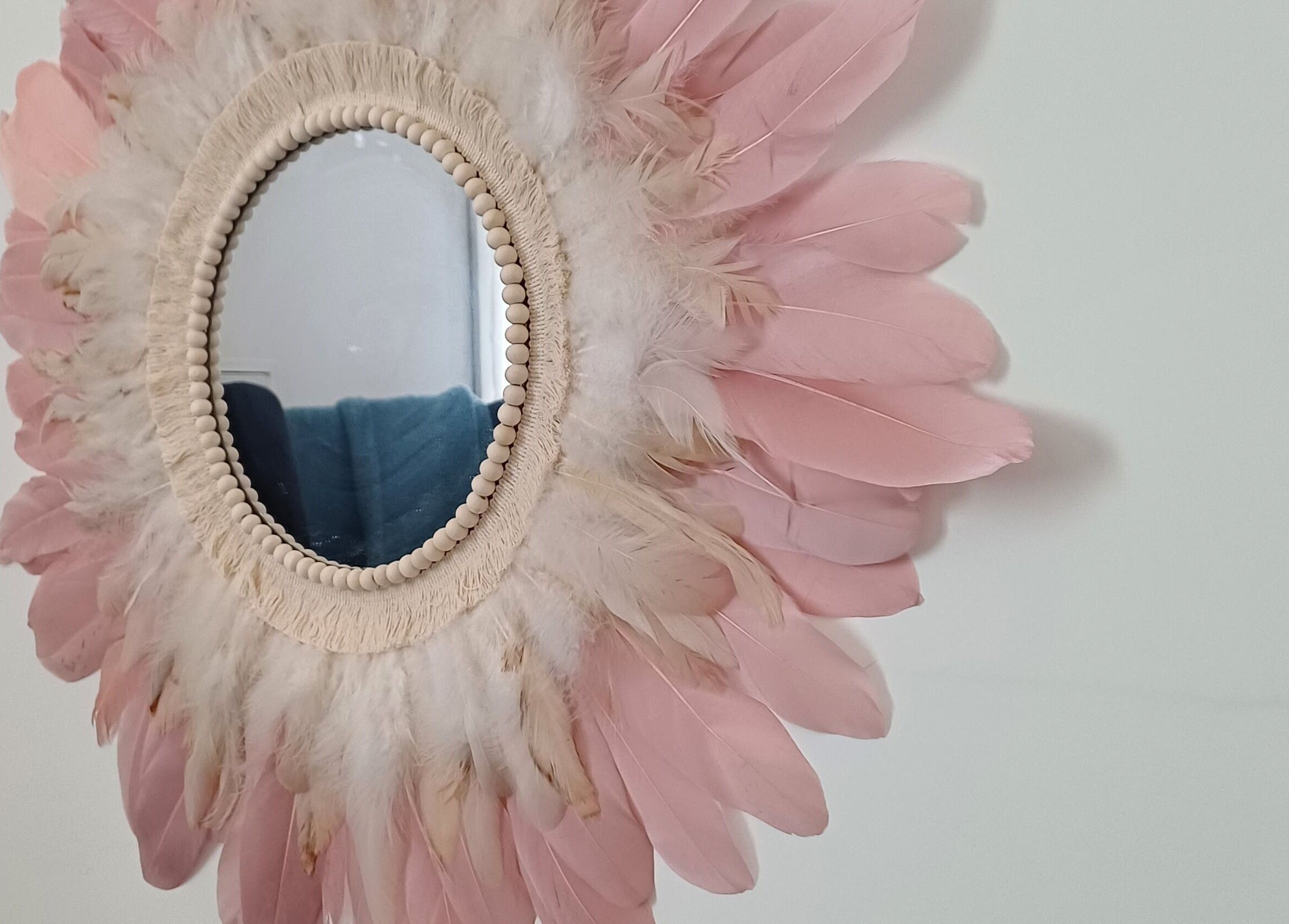 Miroir orné de plumes roses à Nutrition et bien être avec Hélène, Frontignan, Occitanie, FR.