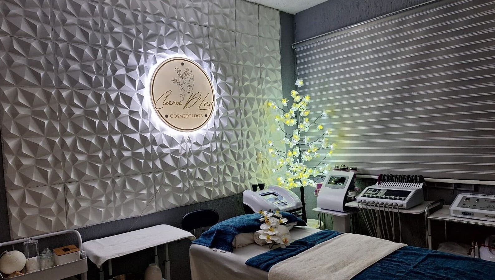 Serene spa room at LumiEskin by Clara D Luz, FRACCIONAMIENTO PUERTO ESMERALDA, Veracruz, MX with modern decor.