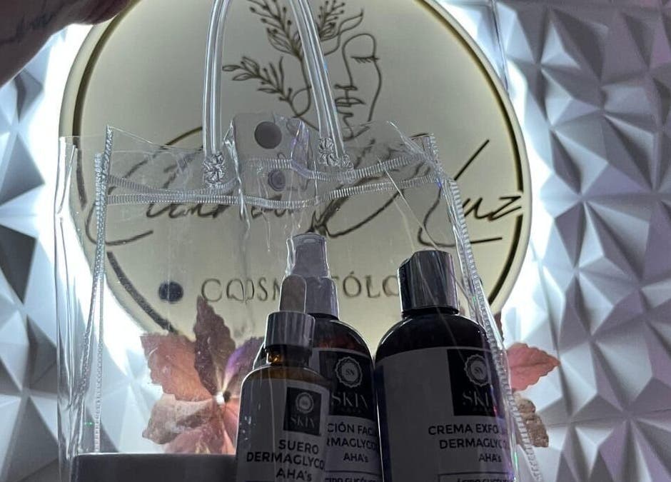LumiEskin by Clara D Luz, Veracruz, MX showcases elegant skincare products in a stylish setting.