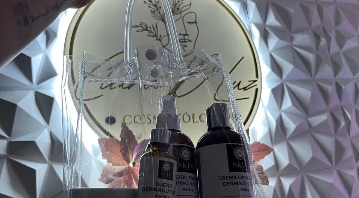 LumiEskin by Clara D Luz, Veracruz, MX showcases elegant skincare products in a stylish setting.
