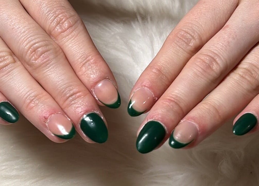 Nail art émeraude à L idéal, Nice, Provence-alpes-côte D'azur, FR. Design élégant et moderne.