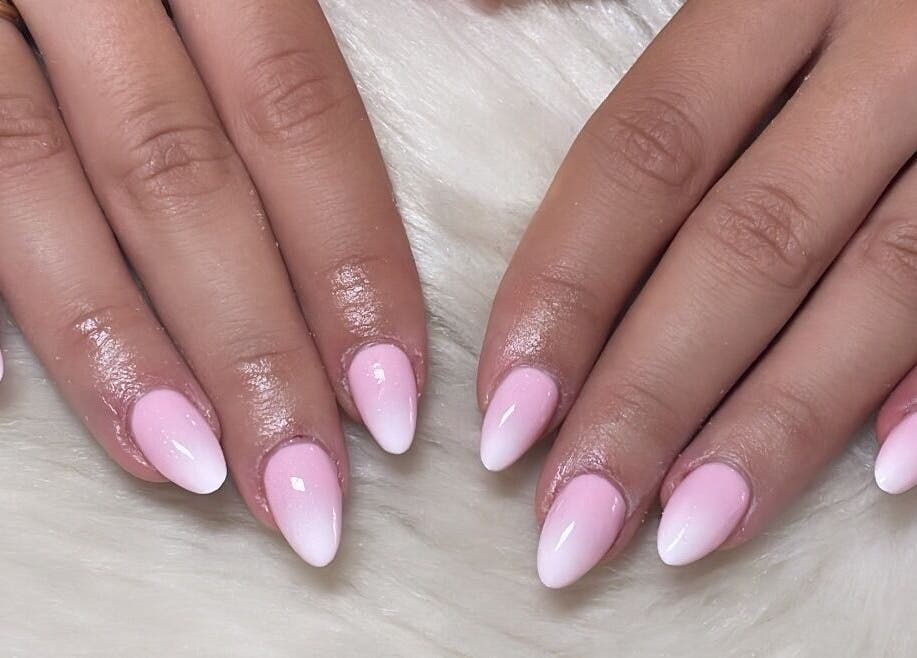 Manucure rose et blanche à L idéal, Nice, Provence-alpes-côte D'azur, FR, sur fond blanc duveteux.