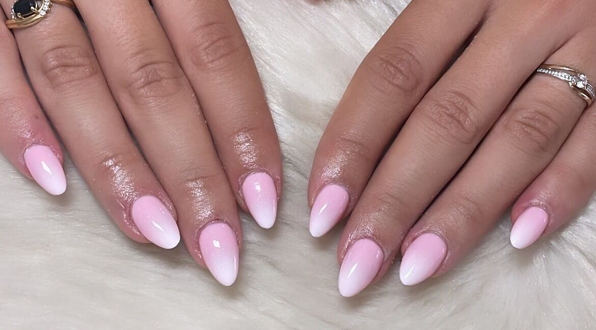 Manucure rose et blanche à L idéal, Nice, Provence-alpes-côte D'azur, FR, sur fond blanc duveteux.