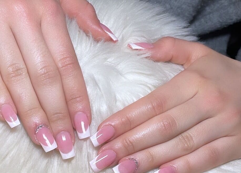 Manucure élégante à L'idéal à Nice, Provence-Alpes-Côte d'Azur, FR, mettant en valeur des ongles en gel.