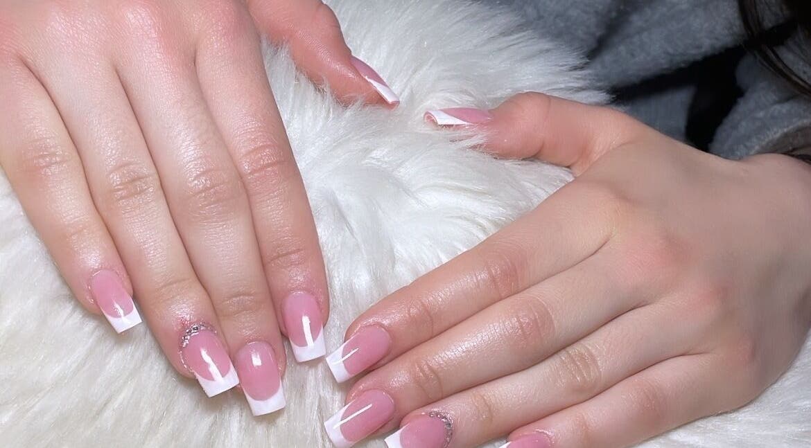 Manucure élégante à L'idéal à Nice, Provence-Alpes-Côte d'Azur, FR, mettant en valeur des ongles en gel.