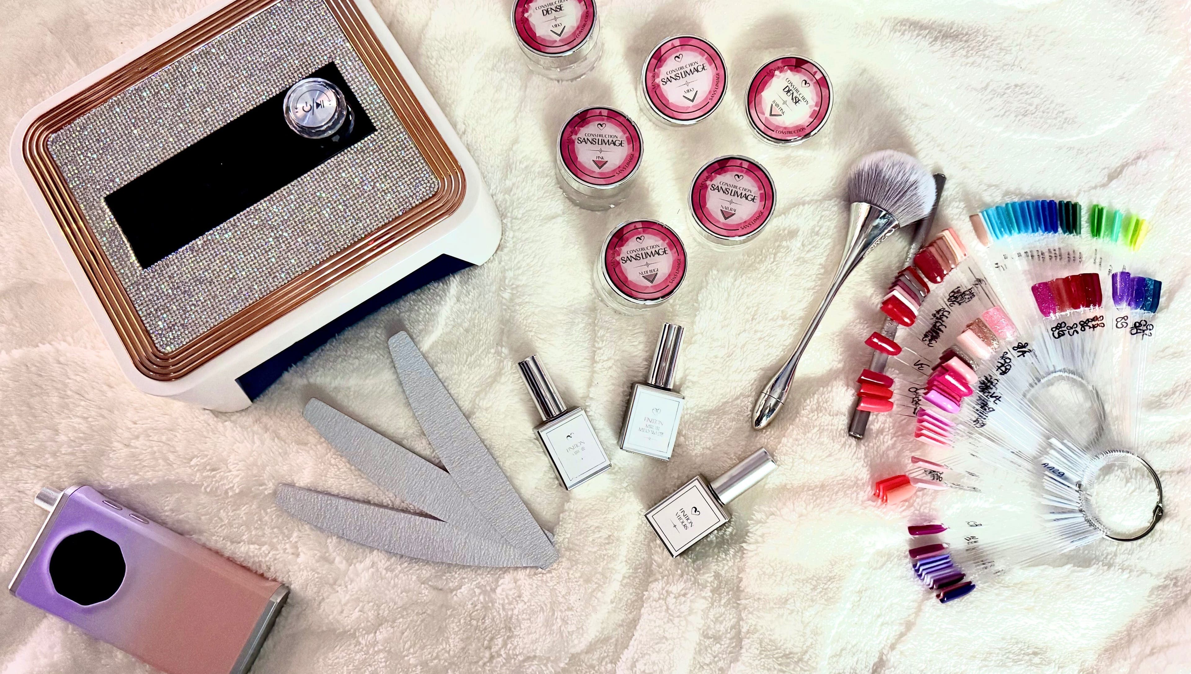 Matériel de manucure sophistiqué chez Moody Nails, Charleville-Mézières, Grand Est, FR.