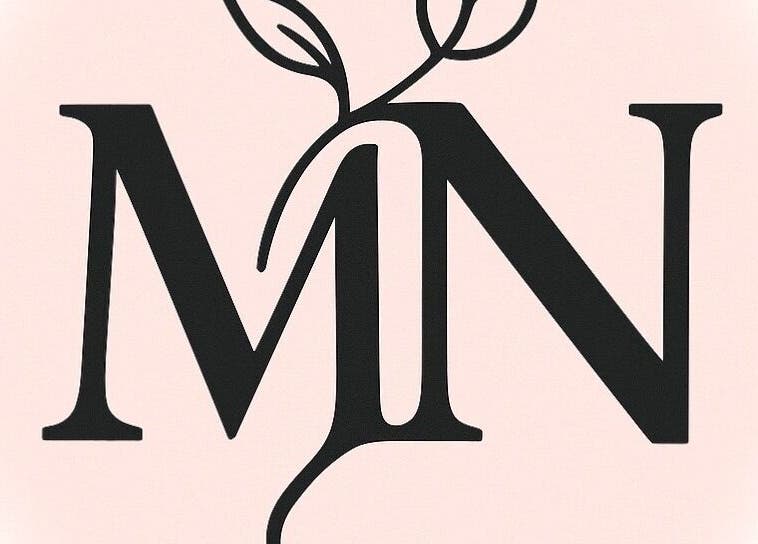 Logo de Moody Nails à Charleville-Mézières, Grand Est, FR, avec design floral minimaliste.
