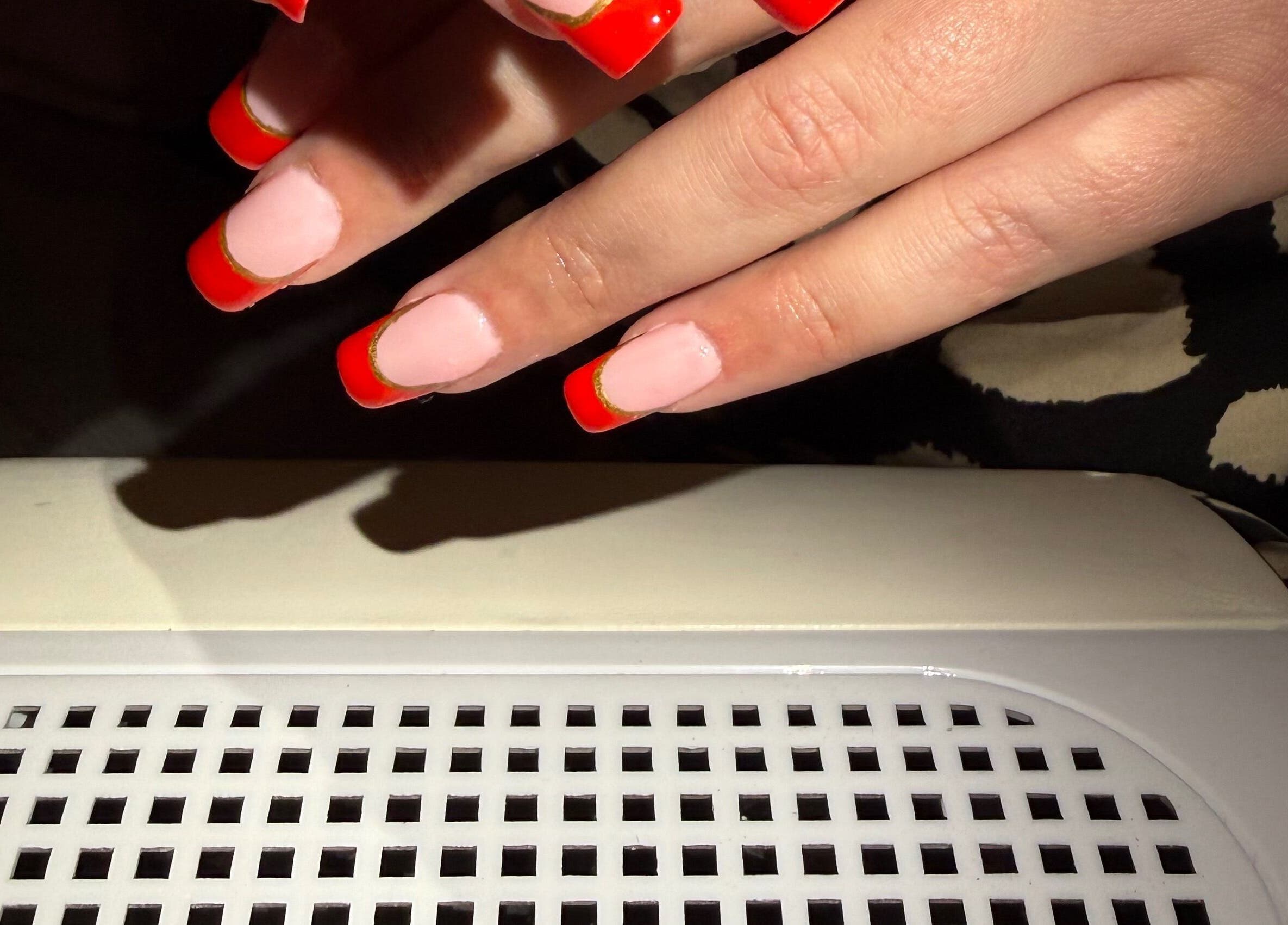 Ongles acryliques rouges éclatants chez Moody Nails, Charleville-mézières, Grand Est, FR.
