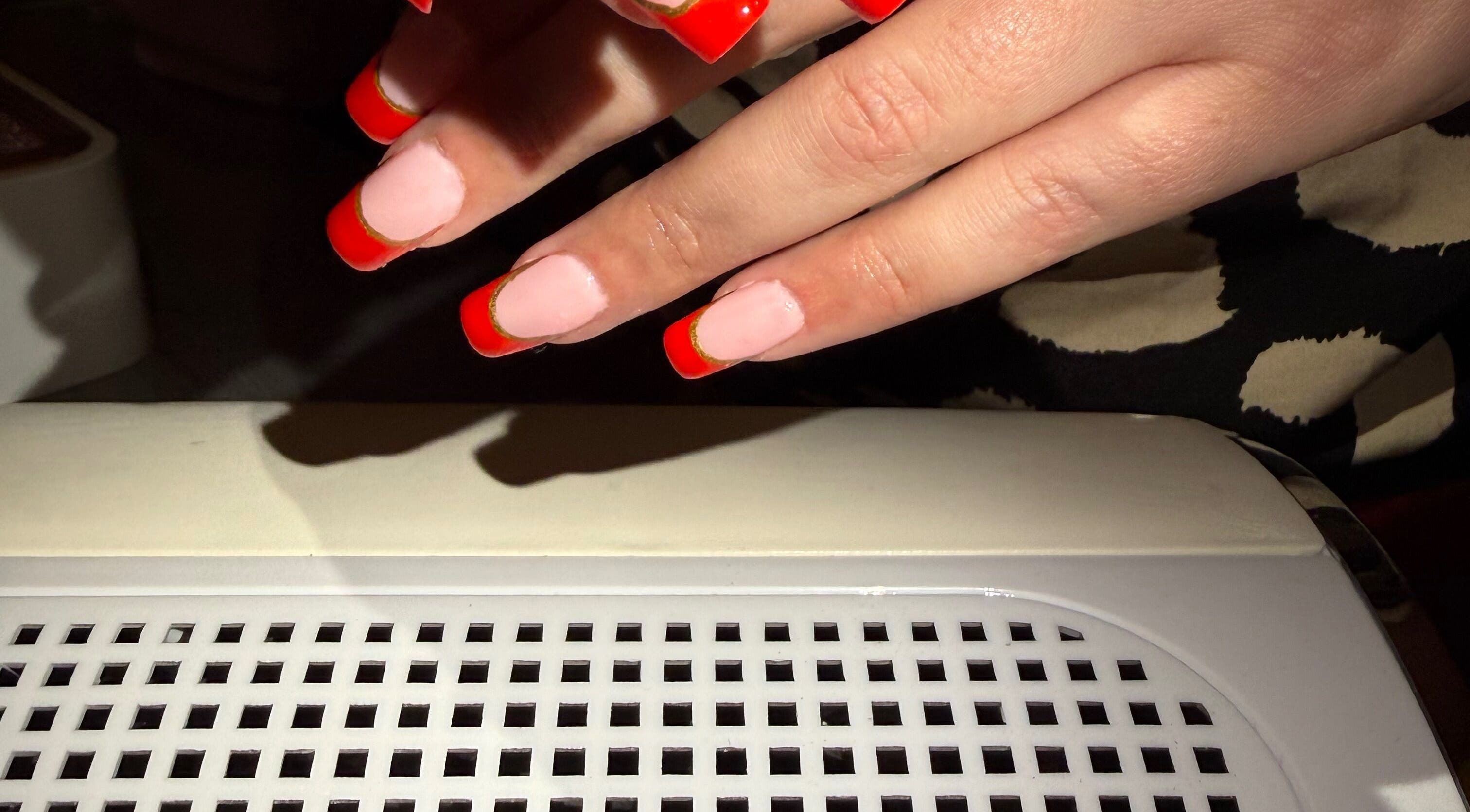 Ongles acryliques rouges éclatants chez Moody Nails, Charleville-mézières, Grand Est, FR.