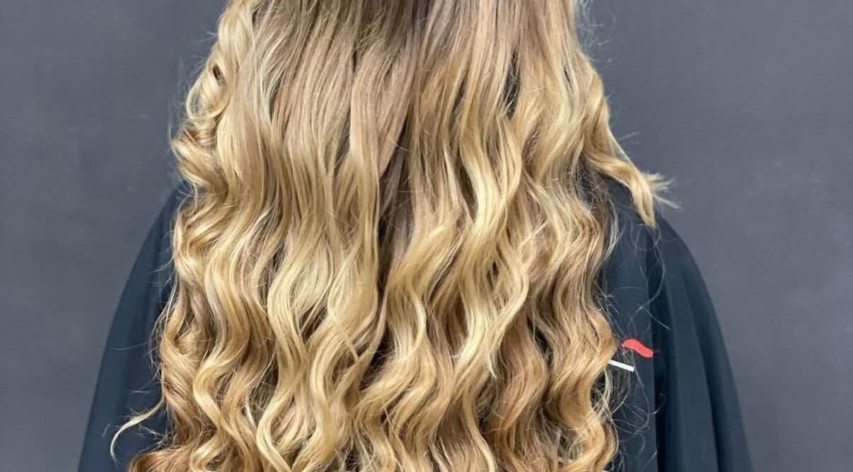 Capelli ondulati biondi presso Shanè Parrucchieri, Campania, Campania, IT.