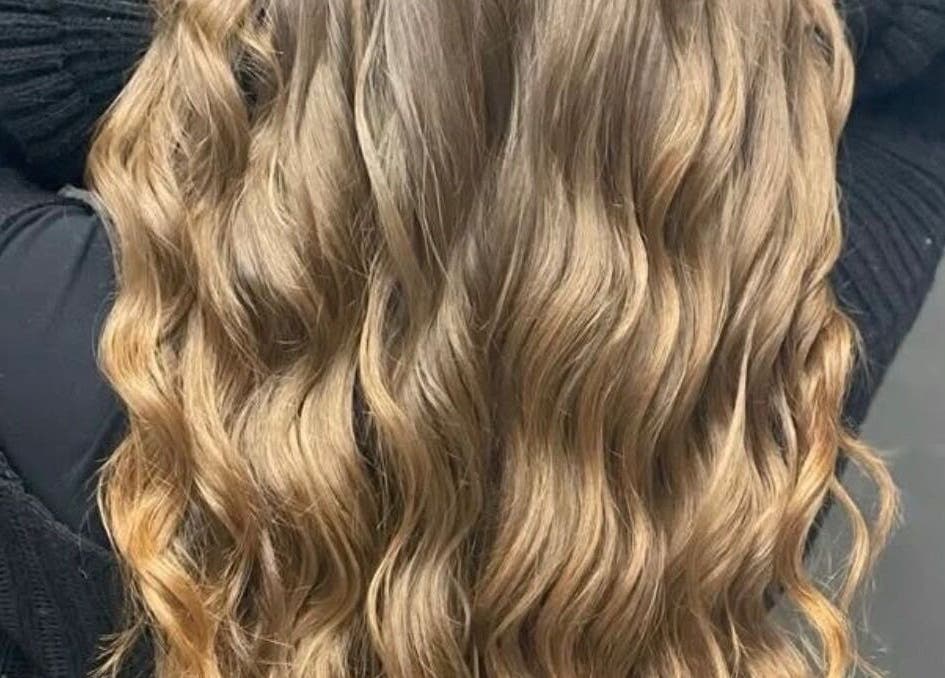 Onde morbide bionde create da Shanè Parrucchieri a Campania, Campania, IT. Styling professionale e luminosità naturale.