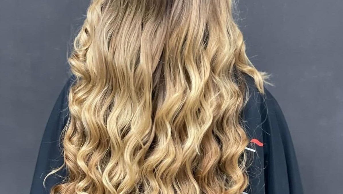 Capelli ondulati biondi presso Shanè Parrucchieri, Campania, Campania, IT, per uno stile elegante e moderno.
