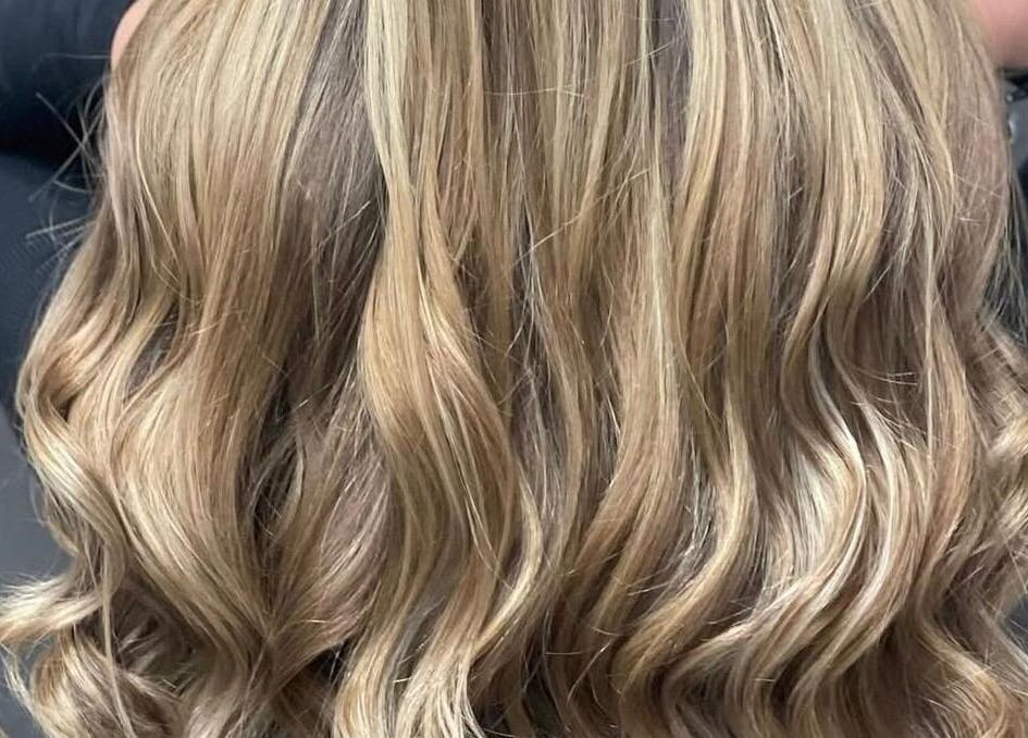 Capelli mossi e biondi a Shanè Parrucchieri, Campania, IT.