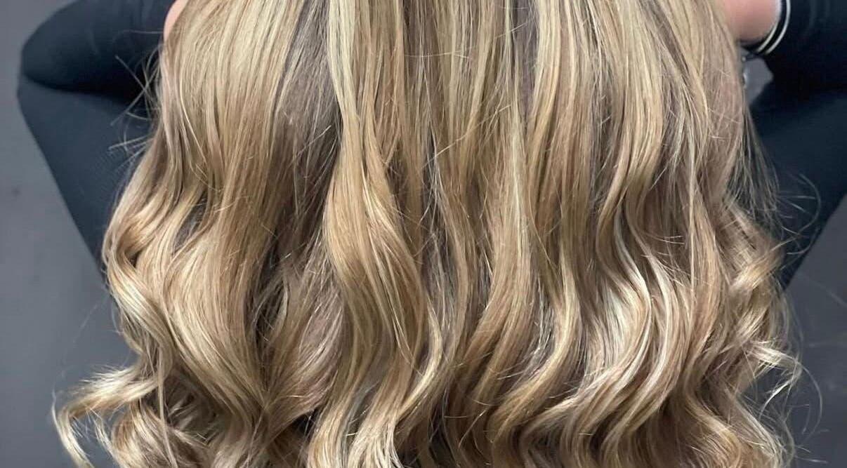 Capelli mossi e biondi a Shanè Parrucchieri, Campania, IT.