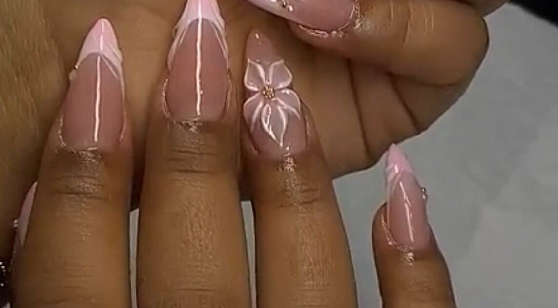 Manucure élégante à LKW beleza, Trappes, Île-de-France, FR, avec ongles roses et motif floral délicat.