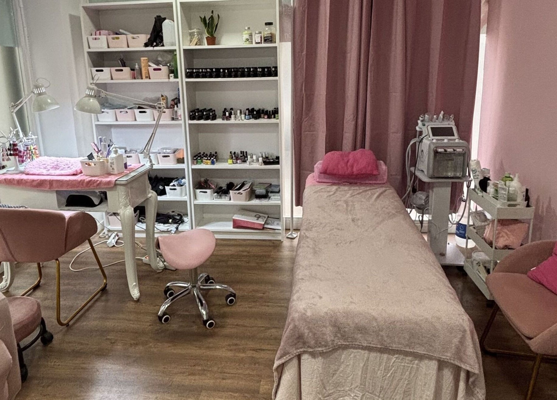 Estética sala en Luxotio, Barcelona, Catalunya, ES con cama de masajes, silla de manicura y productos de belleza.
