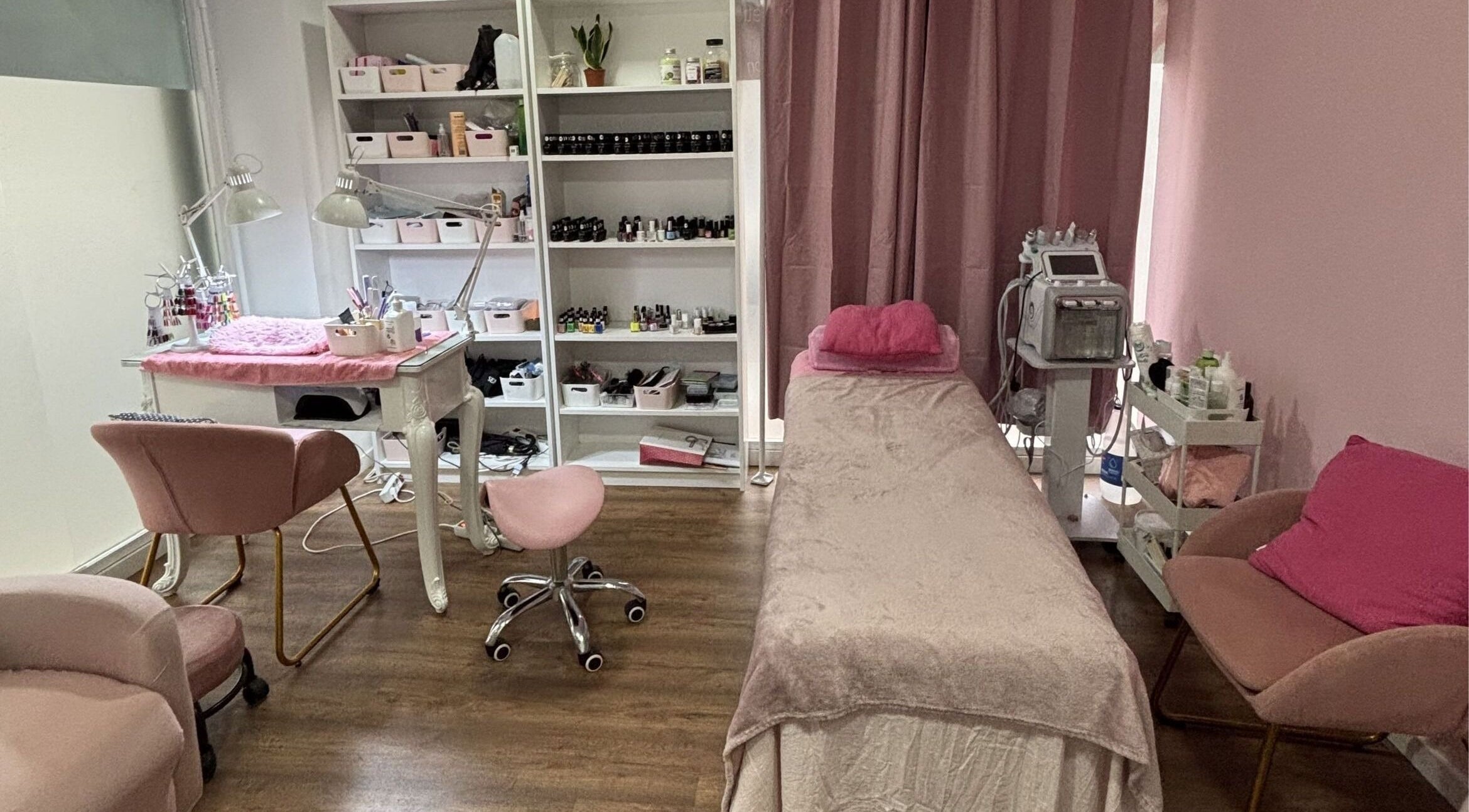 Estética sala en Luxotio, Barcelona, Catalunya, ES con cama de masajes, silla de manicura y productos de belleza.