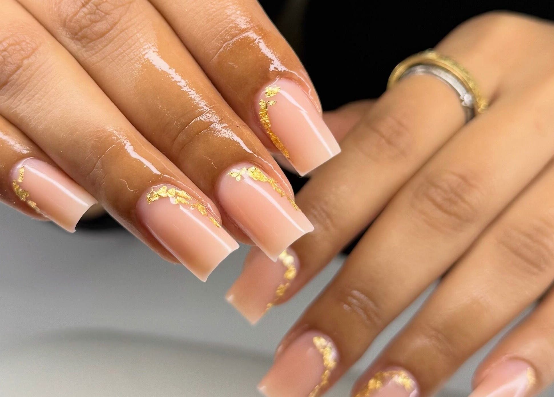 Elegant nail art with gold accents at Belle Amé Room, Zürich, Zürich, CH.