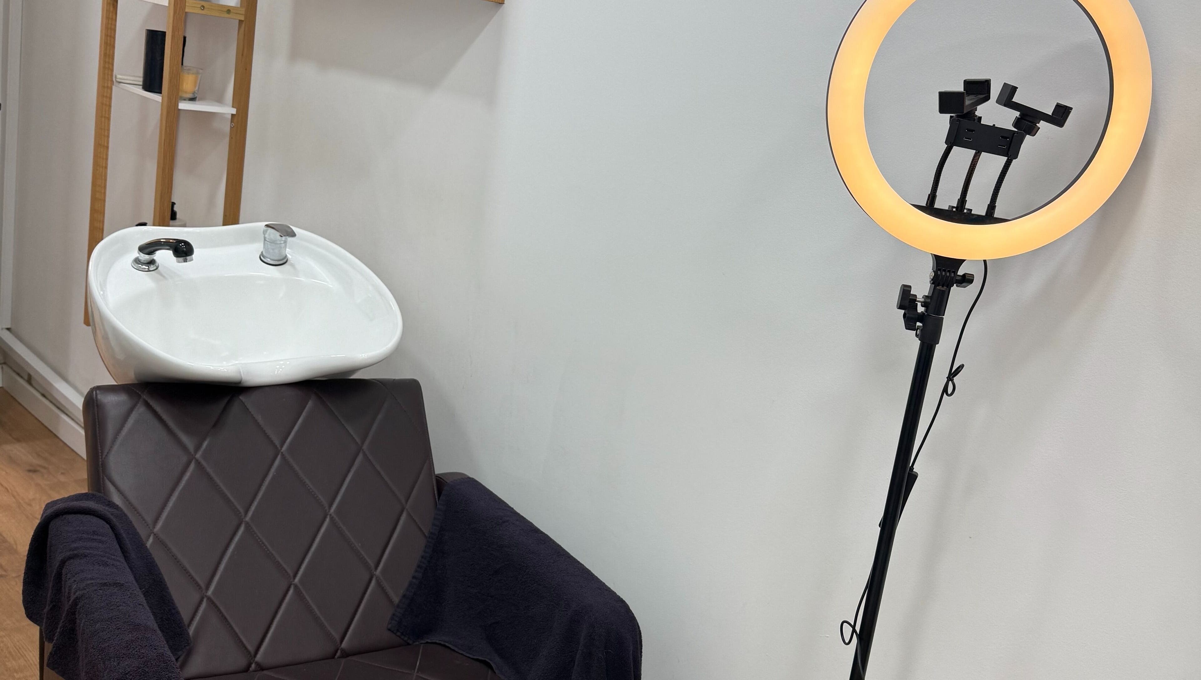 Área de lavagem em Barbearia Augustus Loures, Loures, Lisboa, PT com iluminação suave e moderna.