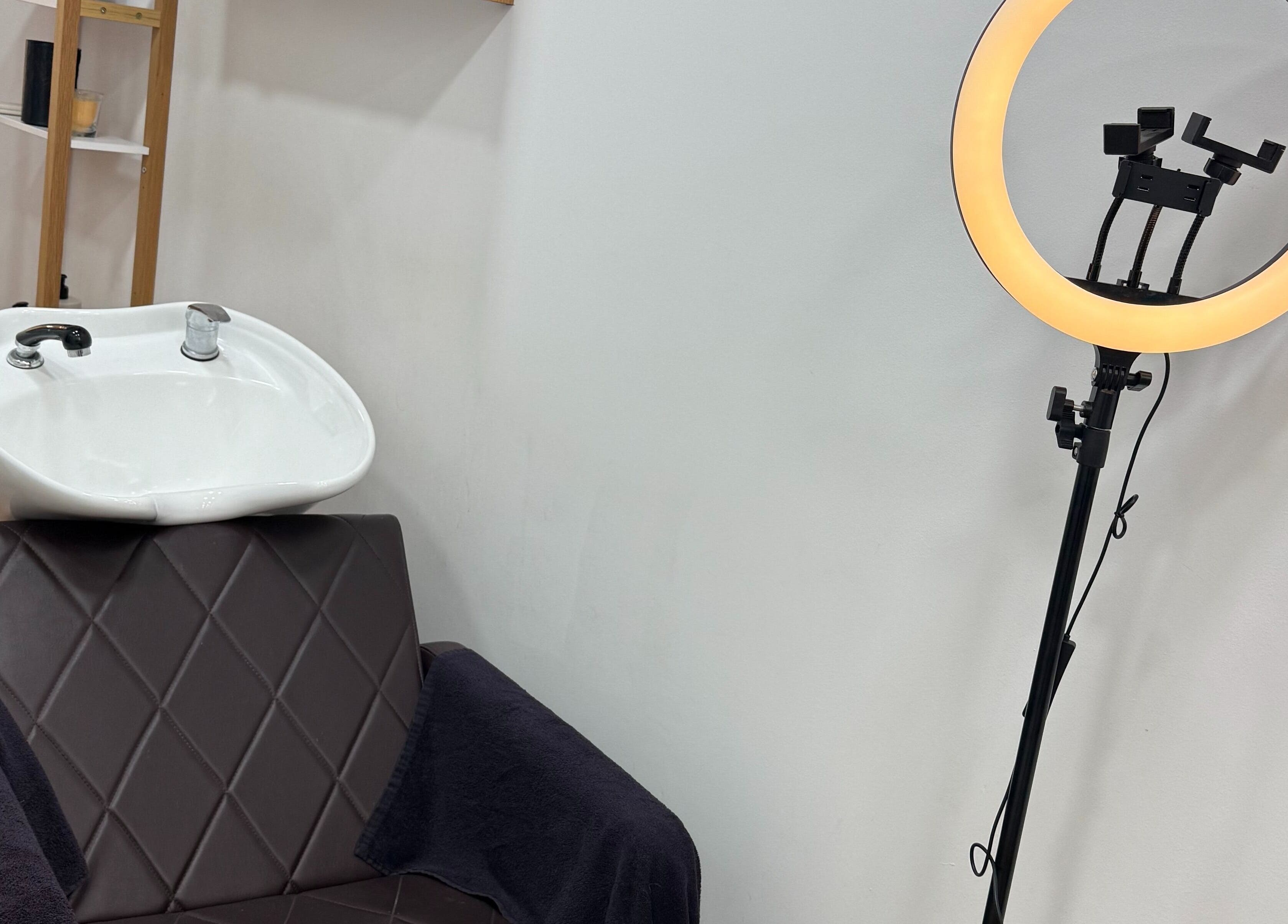 Estação de lavagem elegante na Barbearia Augustus Loures, em Loures, Lisboa, PT, com luz de anel moderna.