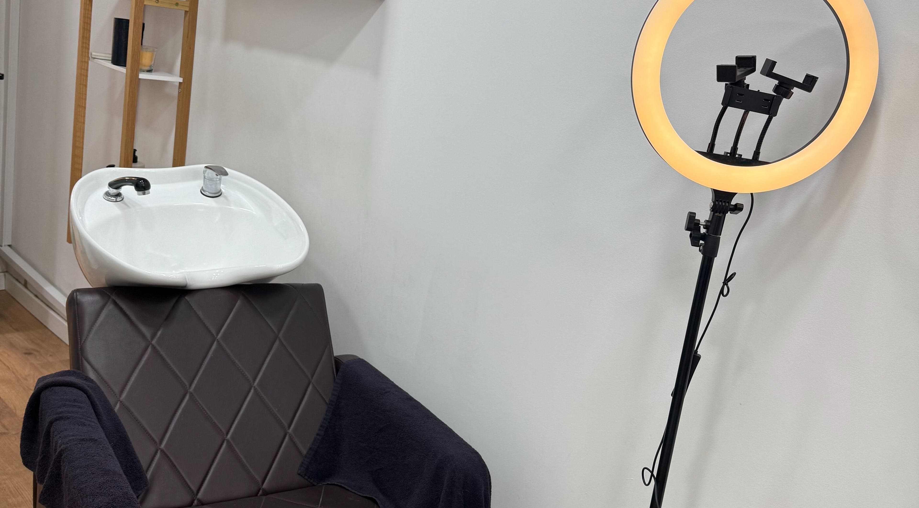 Estação de lavagem elegante na Barbearia Augustus Loures, em Loures, Lisboa, PT, com luz de anel moderna.