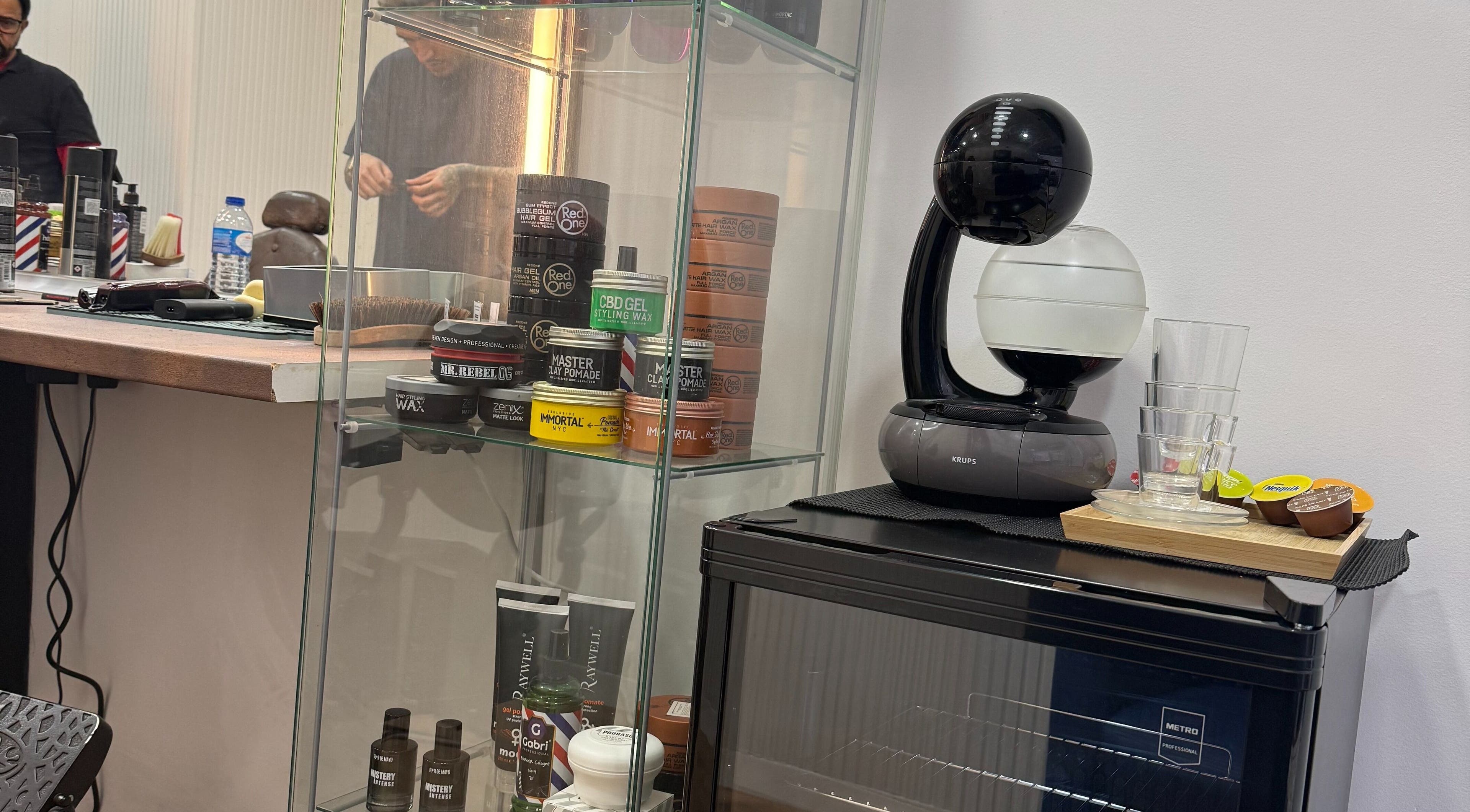 Ambiente moderno no Barbearia Augustus Loures em Loures, Lisboa, PT com produtos e equipamentos de alta qualidade.