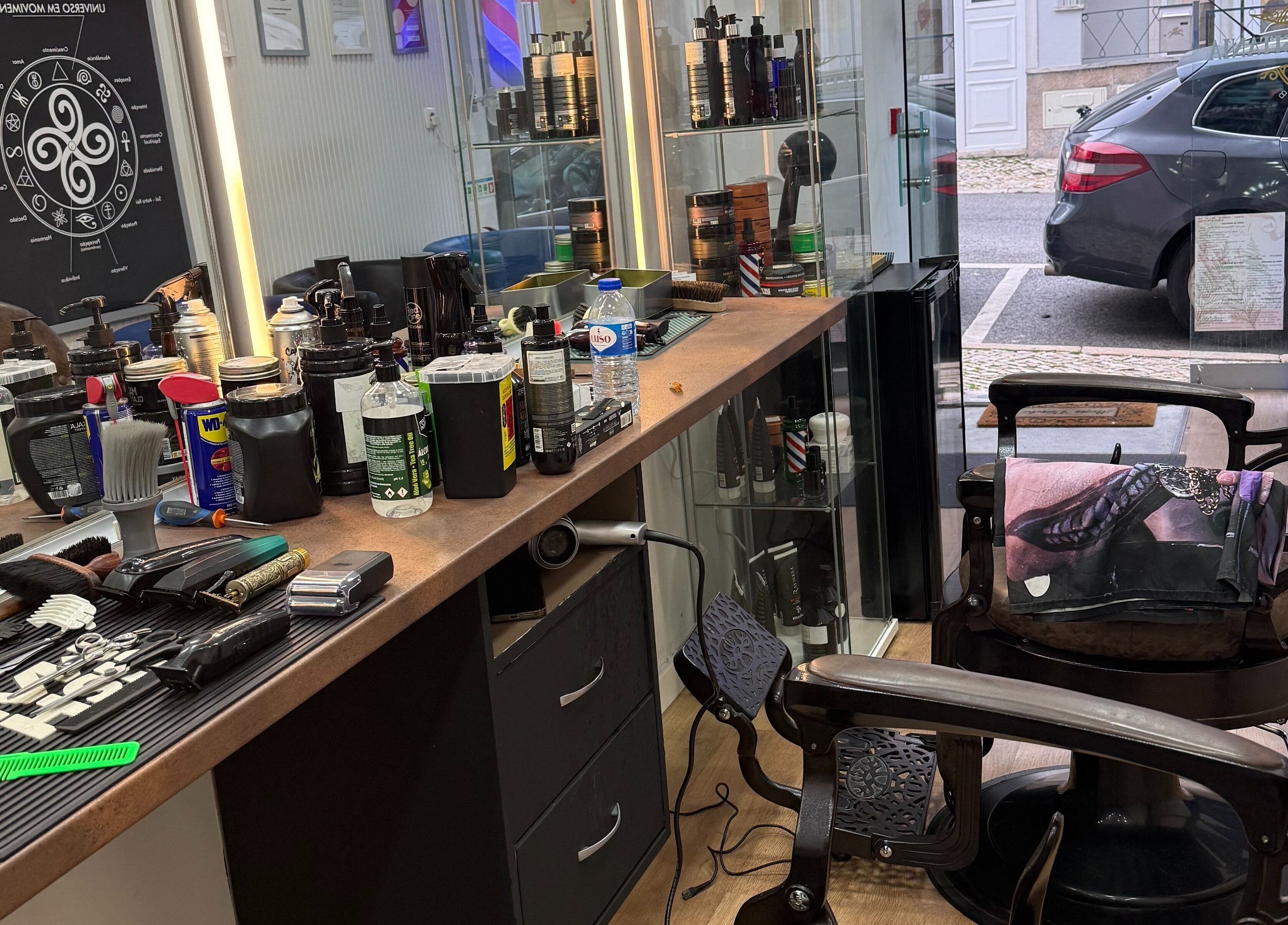 Interior da Barbearia Augustus Loures em Loures, Lisboa, PT, mostrando cadeiras elegantes e produtos de barbear.