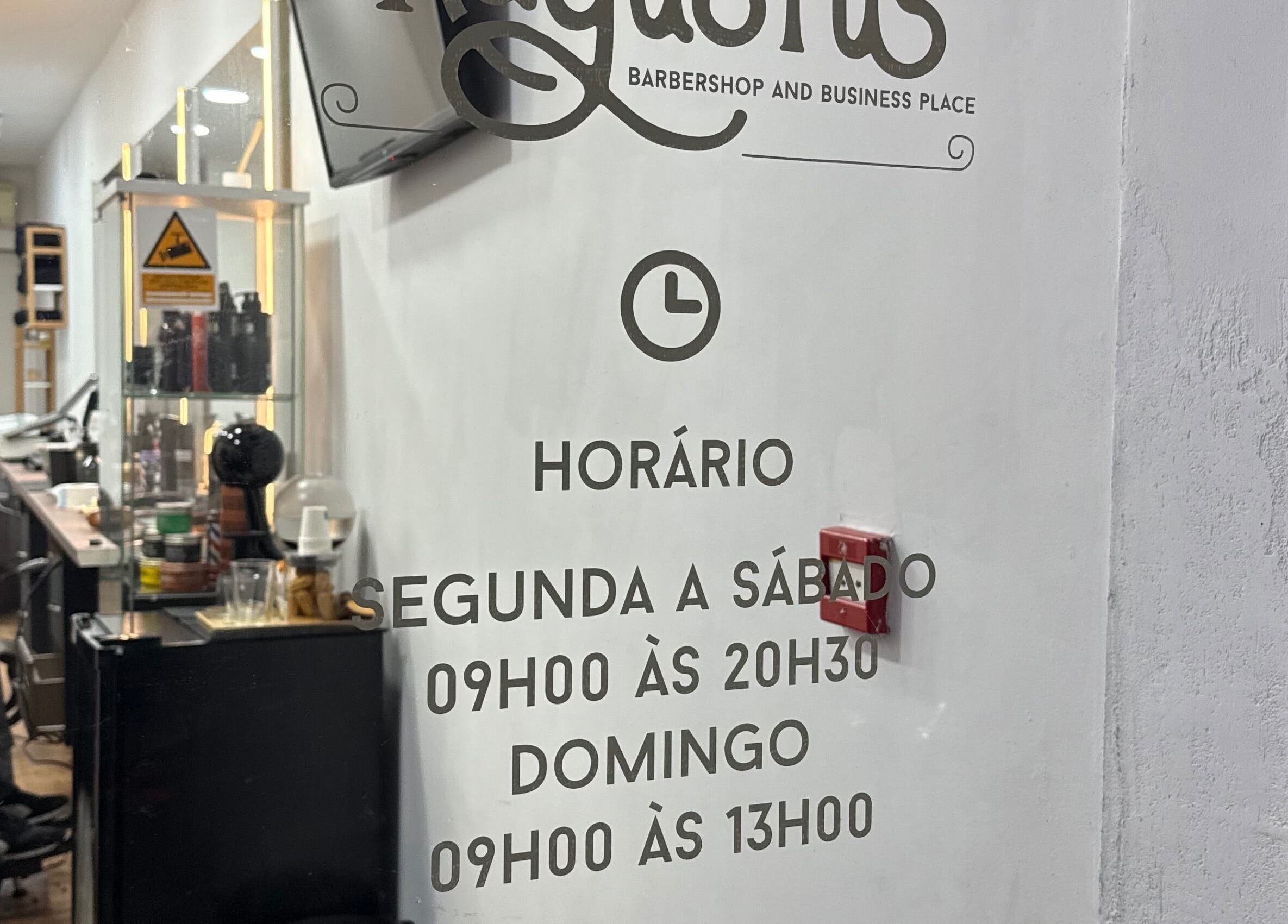 Interior da Barbearia Augustus Loures com horário de funcionamento claro. Loures, Lisboa, PT.
