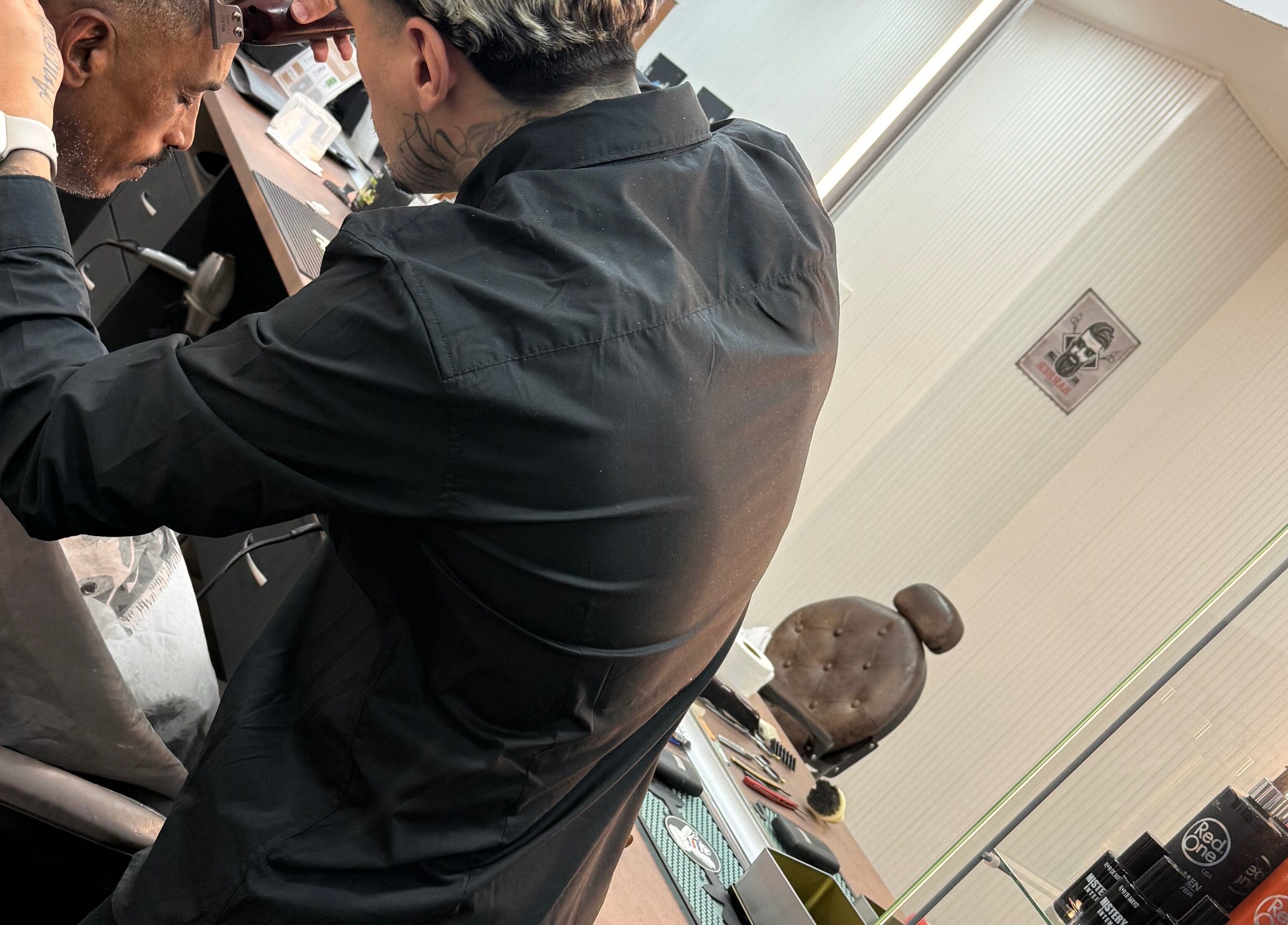 Barbear cortando cabelo na Barbearia Augustus Loures, Loures, Lisboa, PT.