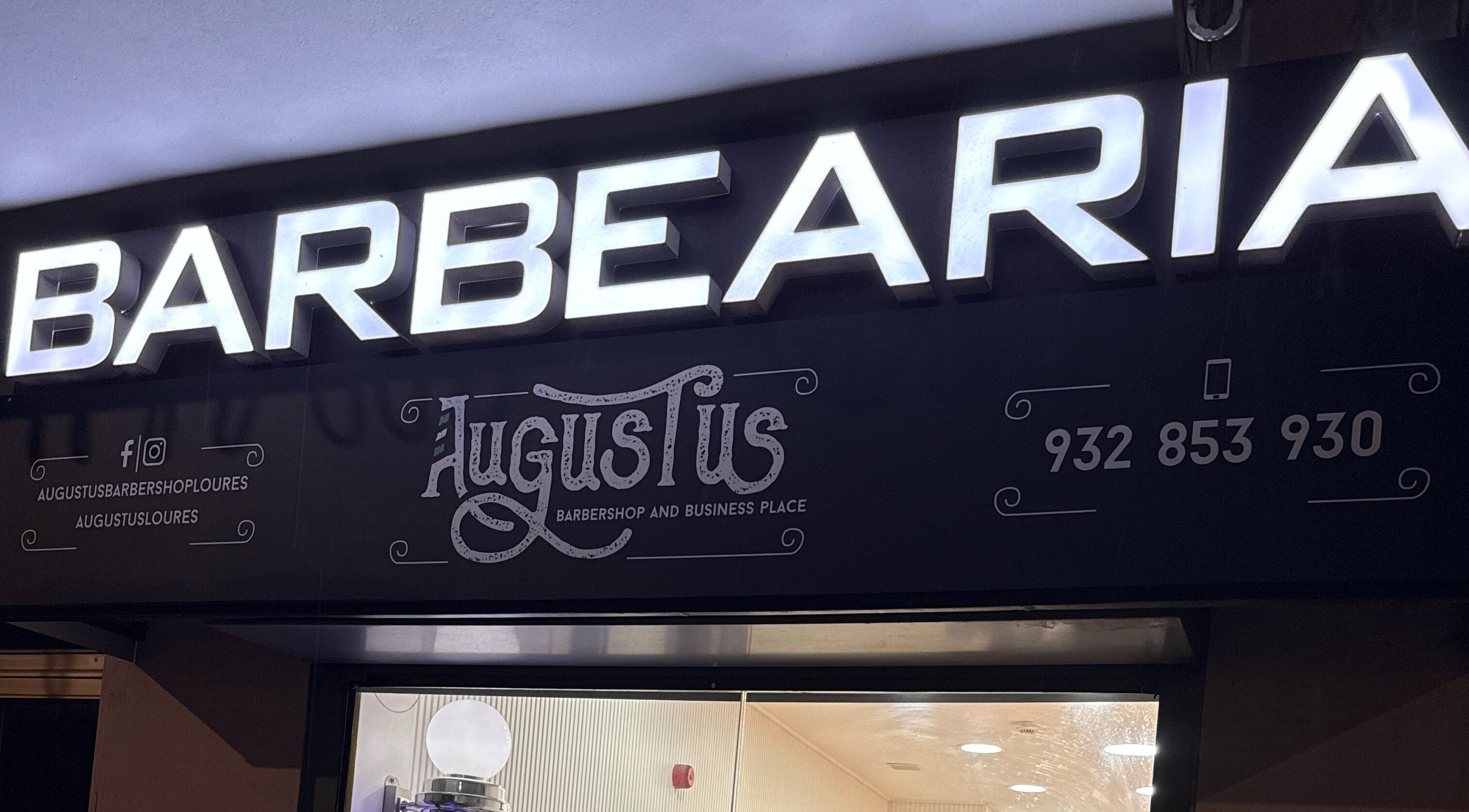 Fachada da Barbearia Augustus Loures em Loures, Lisboa, PT, destacando letreiro iluminado.