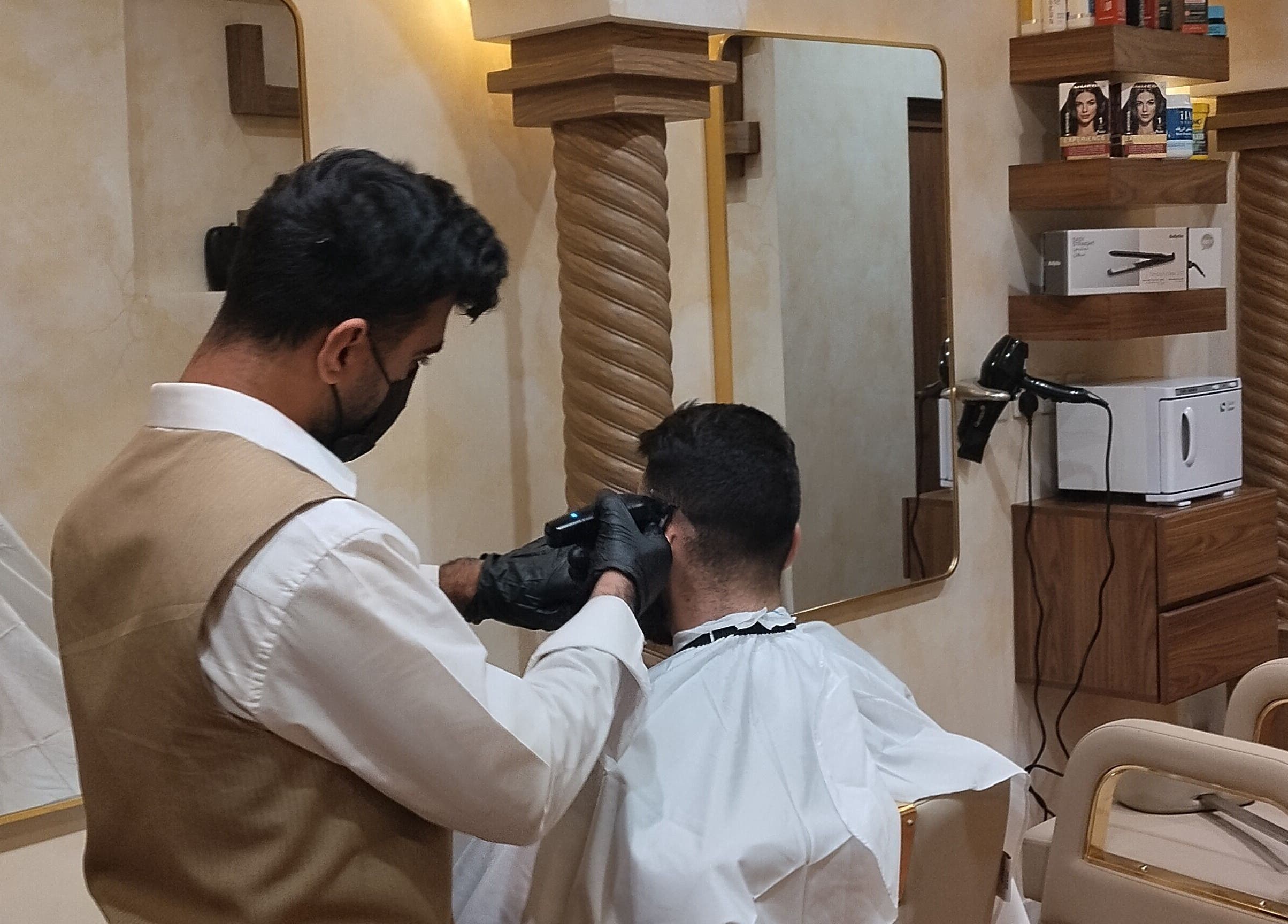 Professional haircut at حلاق مشط الجزيرة in Riyadh, Riyadh Province, SA; a barber skillfully trims a client's hair.