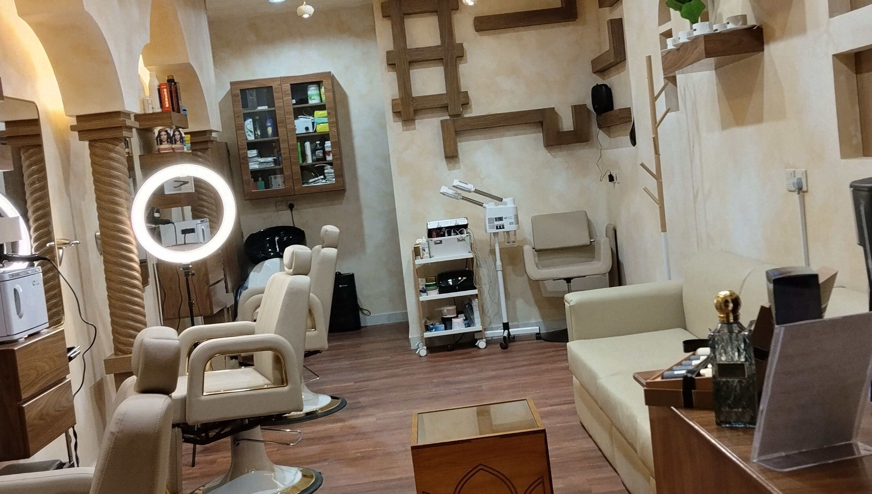 Interior of حلاق مشط الجزيرة in Riyadh, Riyadh Province, SA with styling chairs and decor.