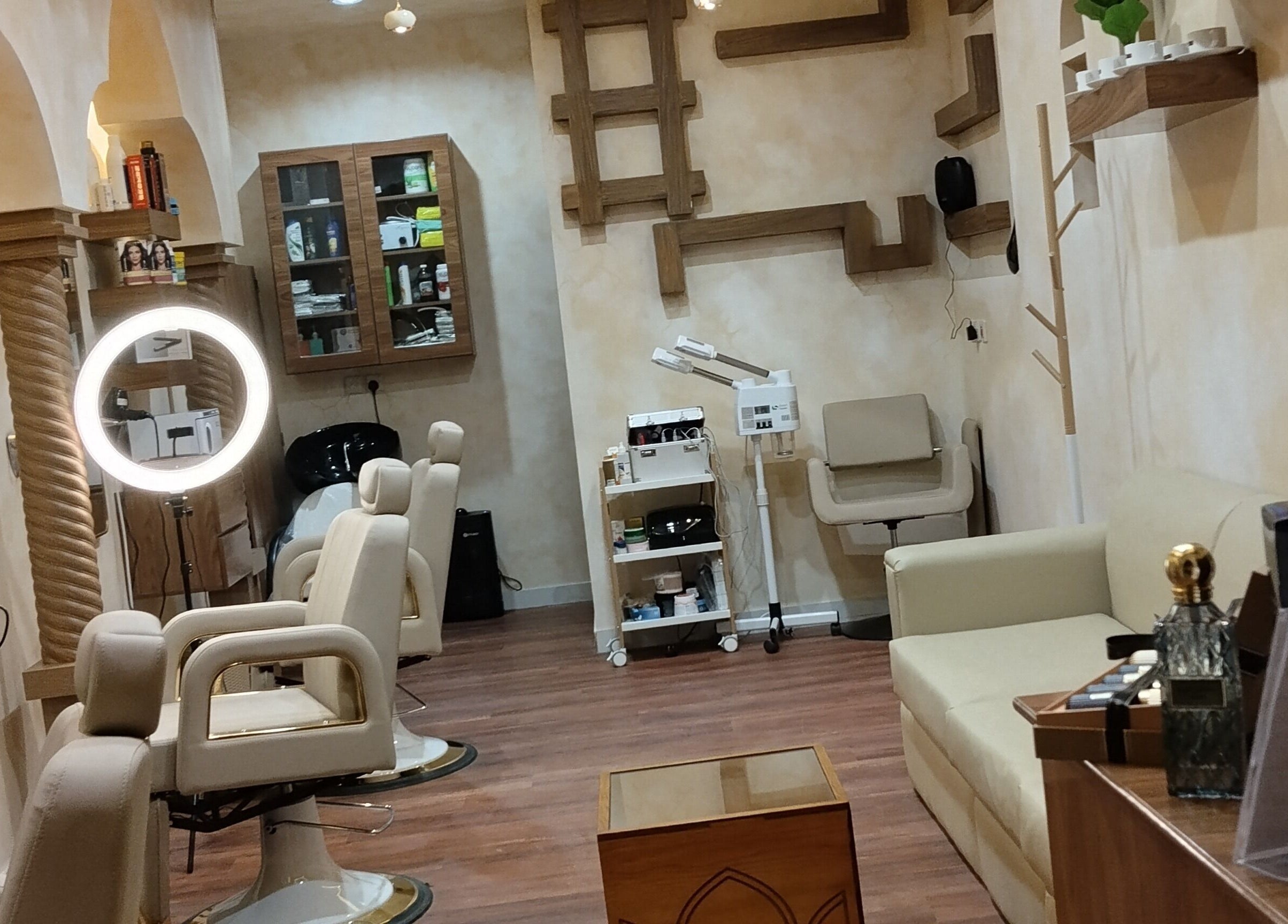 Interior of حلاق مشط الجزيرة in Riyadh, Riyadh Province, SA with styling chairs and decor.