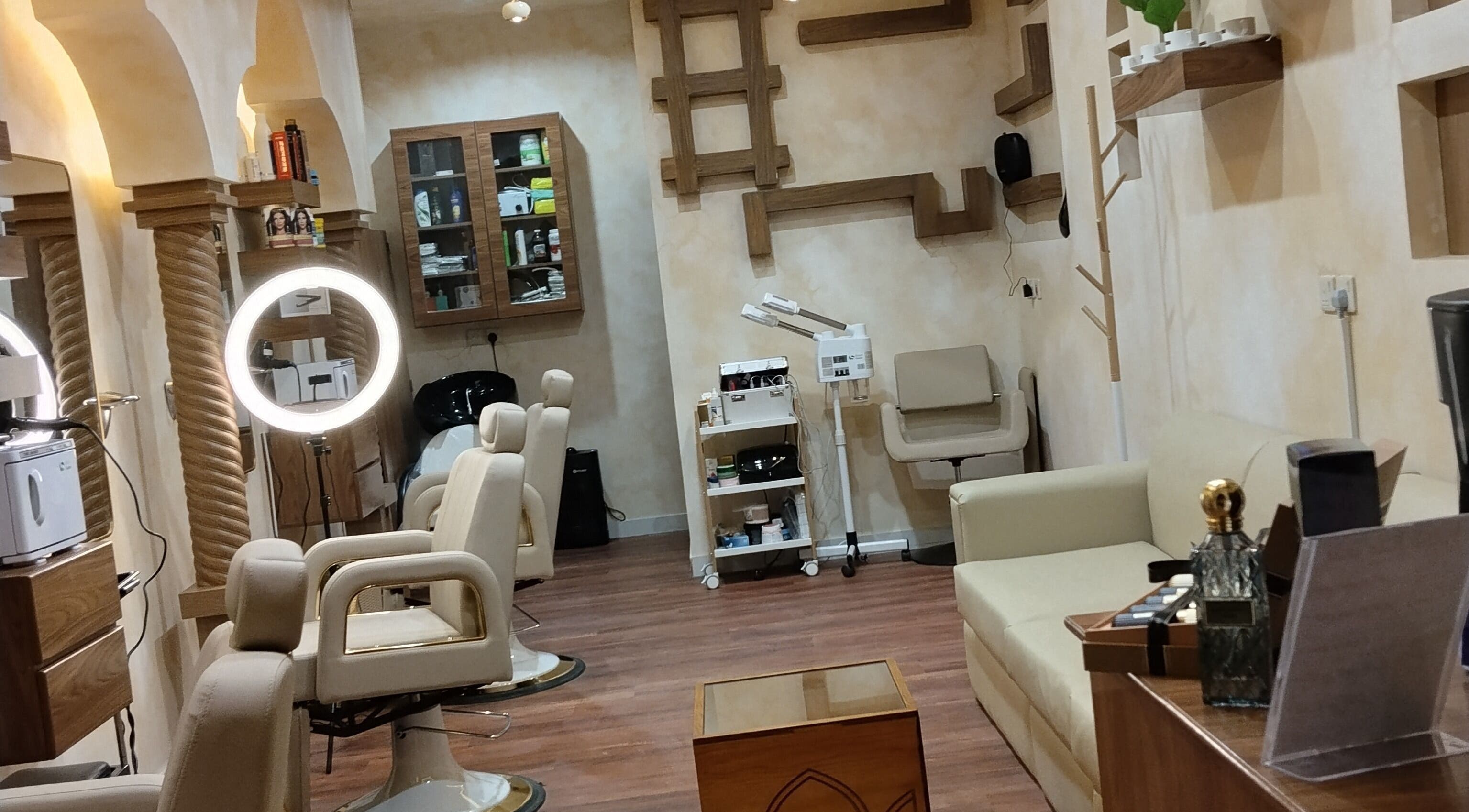 Interior of حلاق مشط الجزيرة in Riyadh, Riyadh Province, SA with styling chairs and decor.