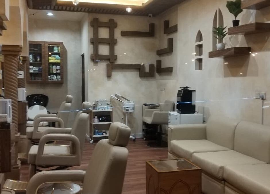 Luxurious interior of حلاق مشط الجزيرة in Riyadh, with plush seating and chic décor.