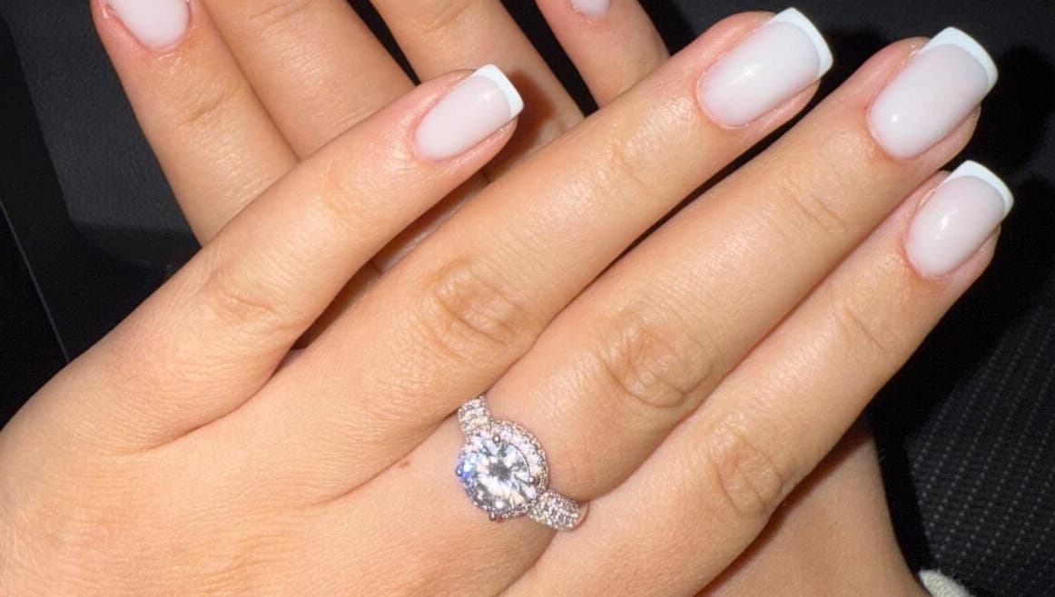 Französisches Maniküre bei SV Beauty, Zürich, Zürich, CH. Perfekte Nägel mit edlem Ring.