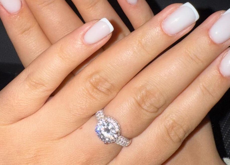 Französisches Maniküre bei SV Beauty, Zürich, Zürich, CH. Perfekte Nägel mit edlem Ring.