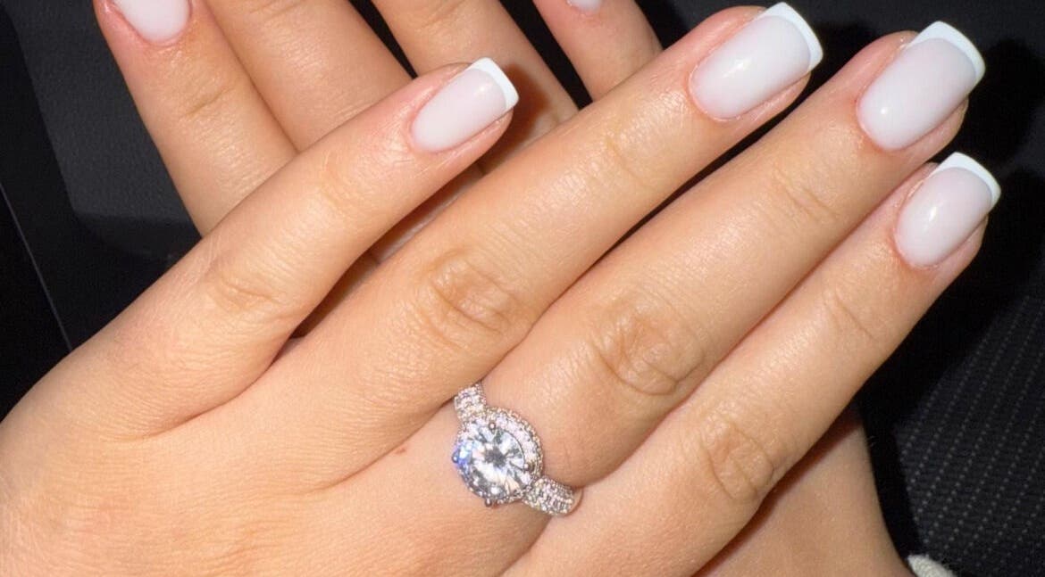 Französisches Maniküre bei SV Beauty, Zürich, Zürich, CH. Perfekte Nägel mit edlem Ring.