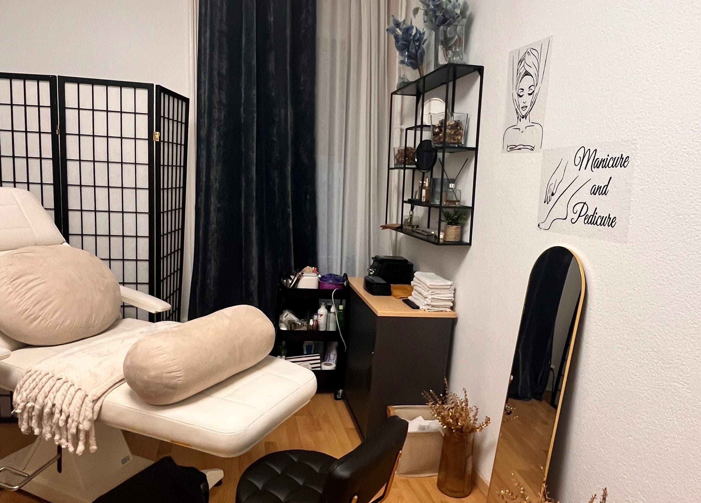 Eleganter Wellnessraum bei SV Beauty in Zürich, Zürich, CH, mit komfortabler Liege und stilvoller Dekoration.