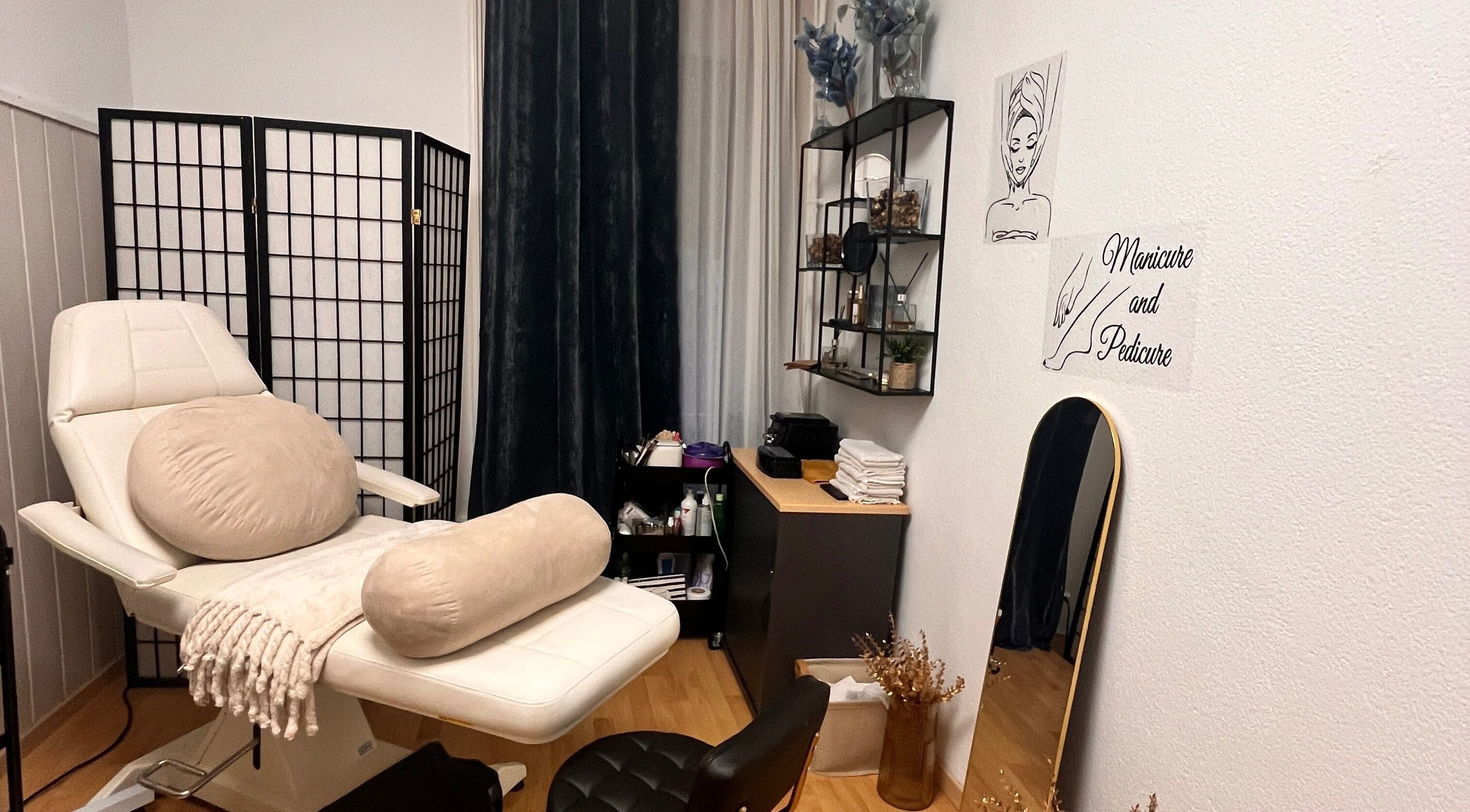Eleganter Wellnessraum bei SV Beauty in Zürich, Zürich, CH, mit komfortabler Liege und stilvoller Dekoration.