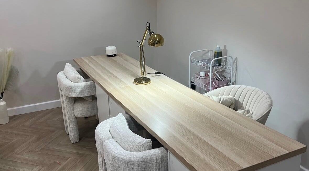 Spacious beauty station at Alder Hills- Essence of Beauty, Poole, England, GB with a stylish desk and chairs.